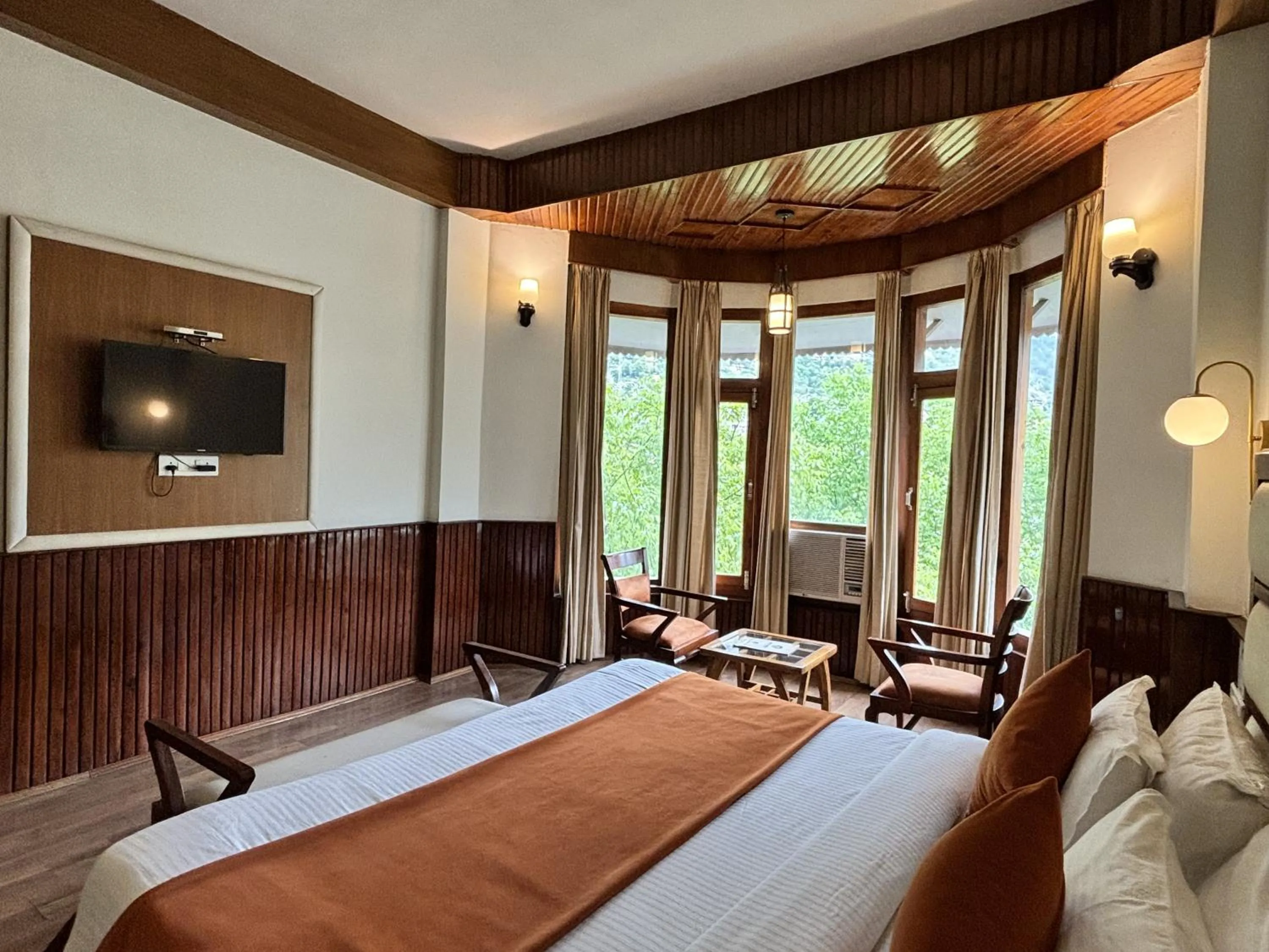 Photo of the whole room, Bed in Shobla Royale