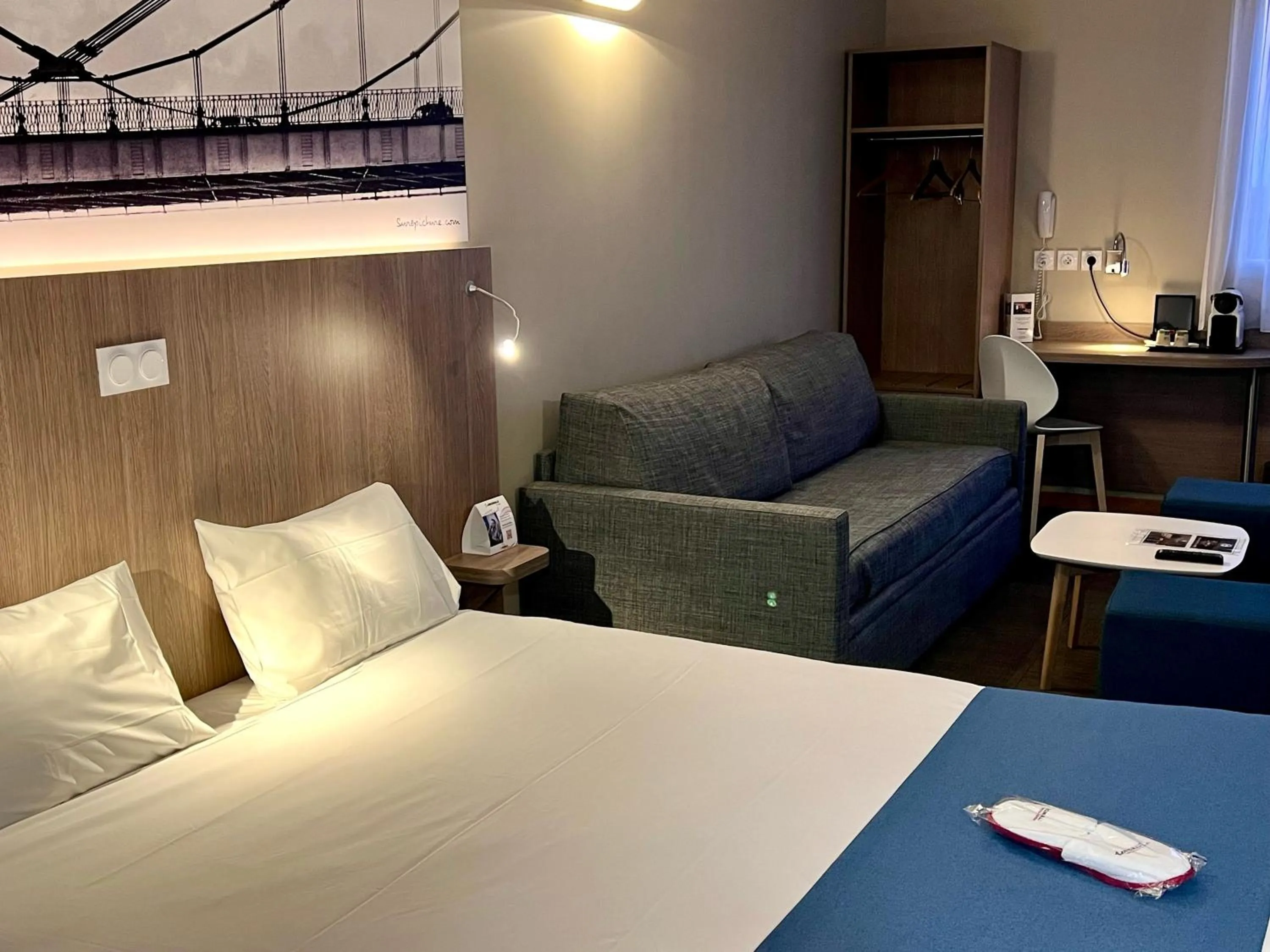 Photo of the whole room, Bed in The Originals City, Hôtel Ecoparc, Montpellier Est