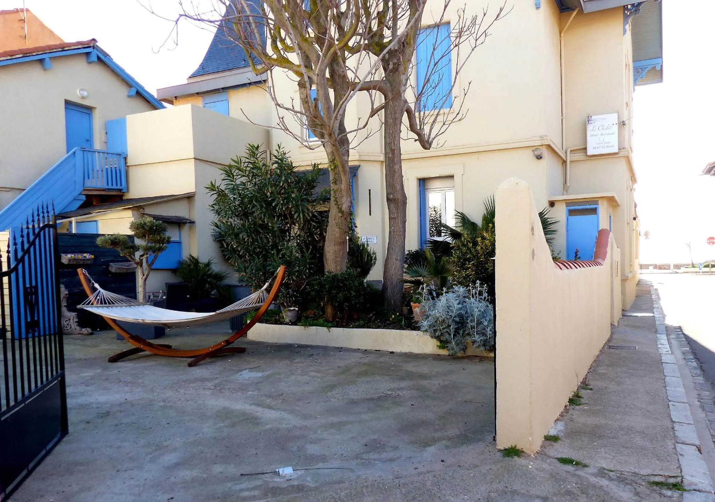 Patio in Hôtel Le Chalet