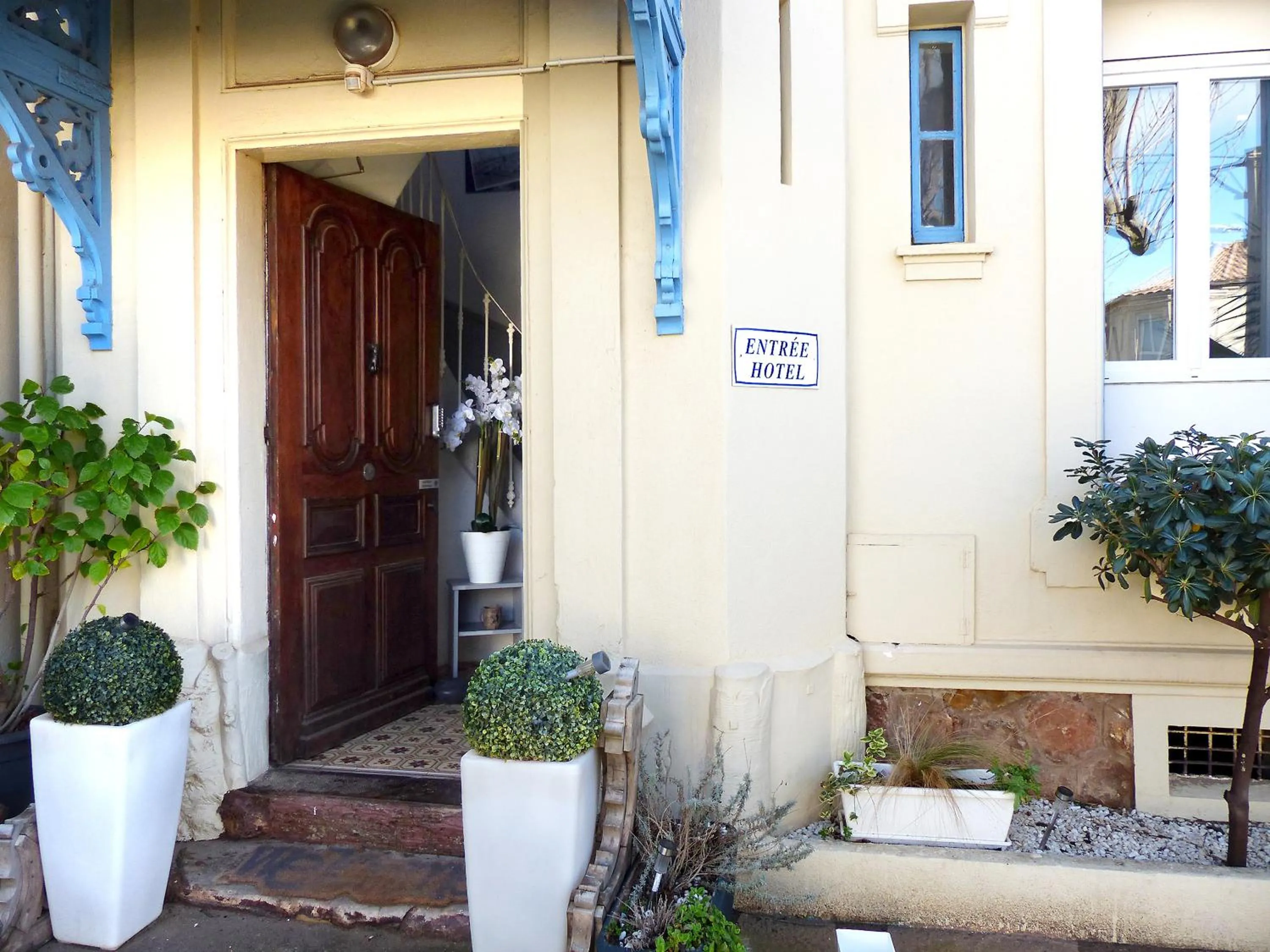 Facade/entrance in Hôtel Le Chalet