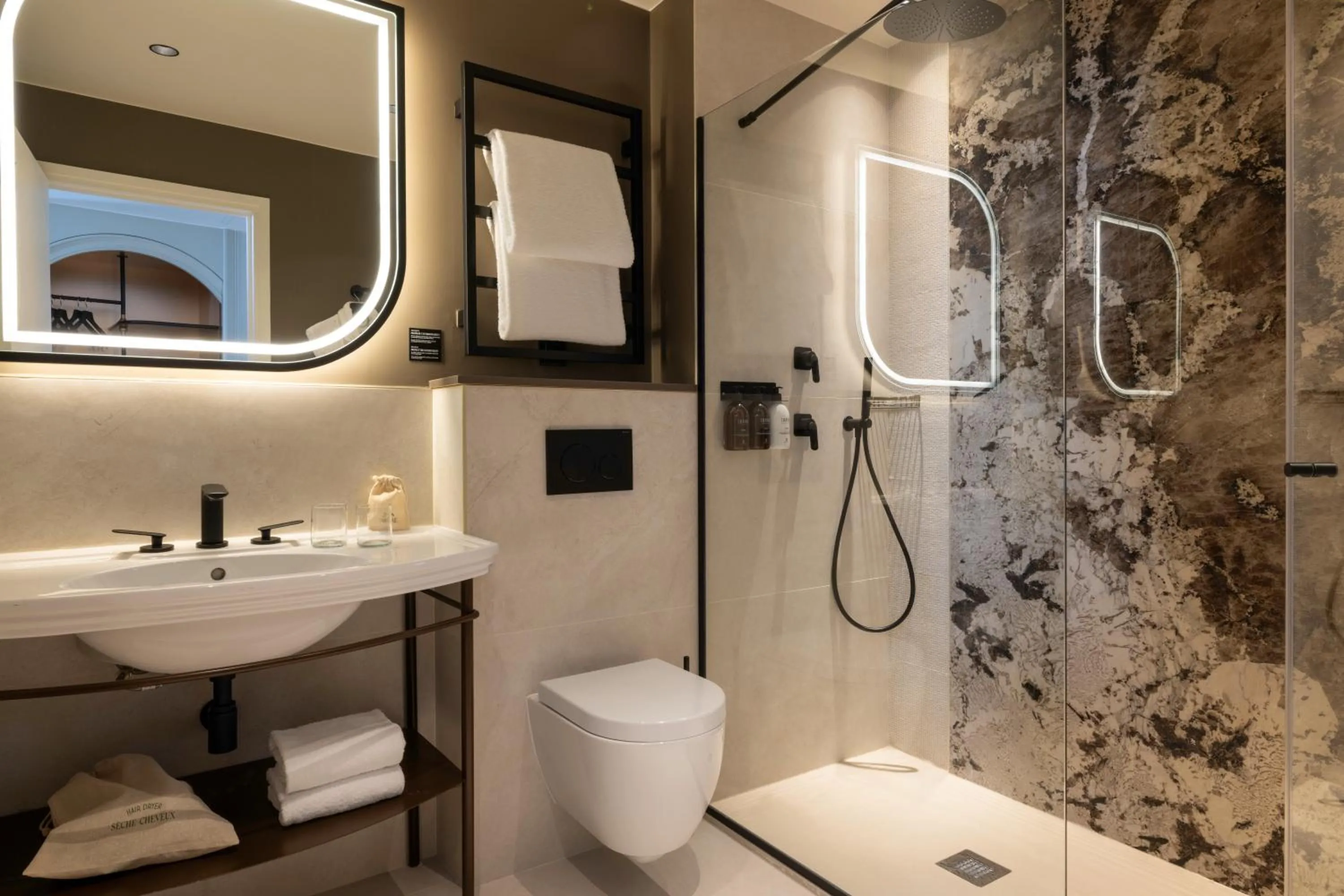 Shower in Hôtel L'Ormaie & Spa