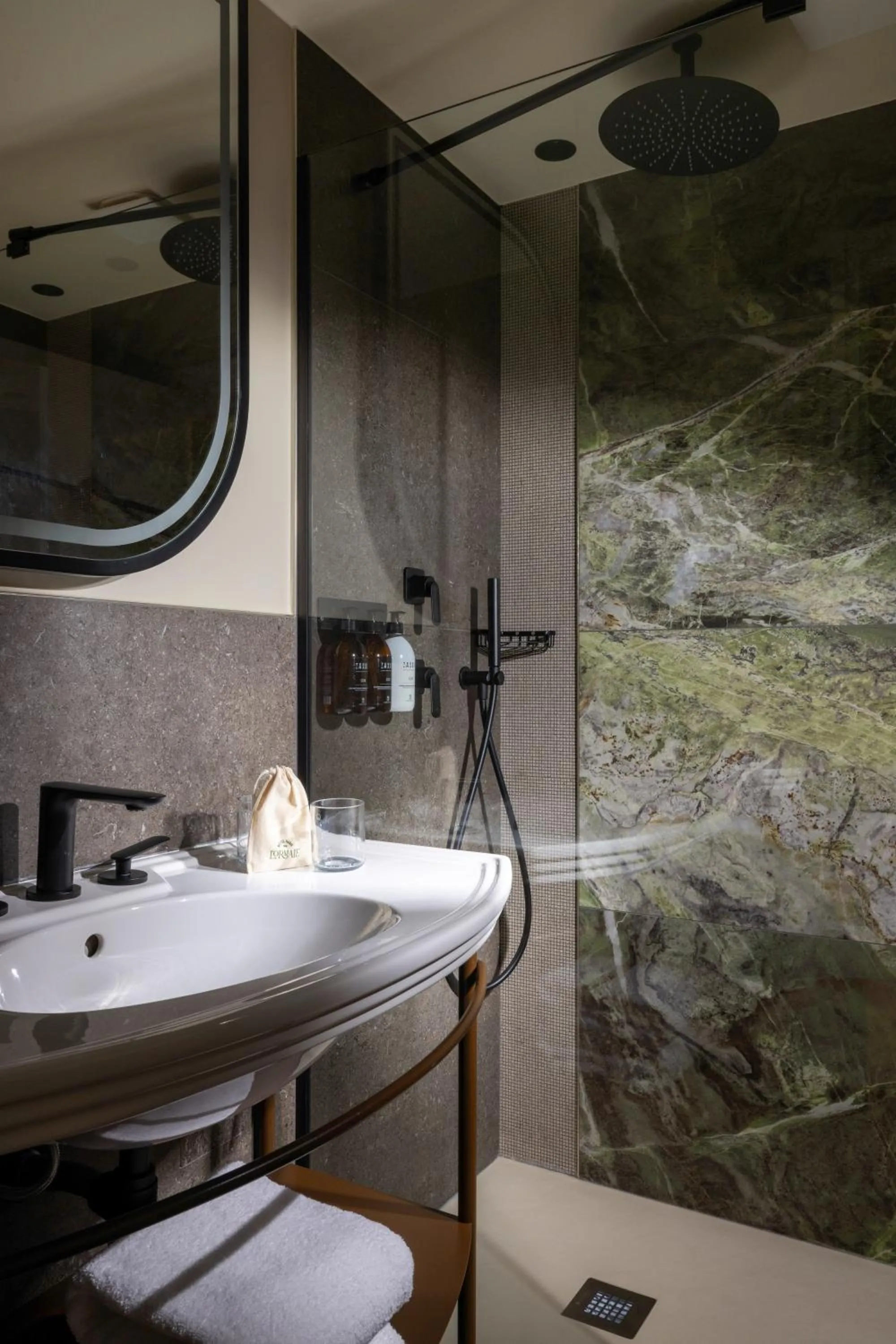 Shower in Hôtel L'Ormaie & Spa