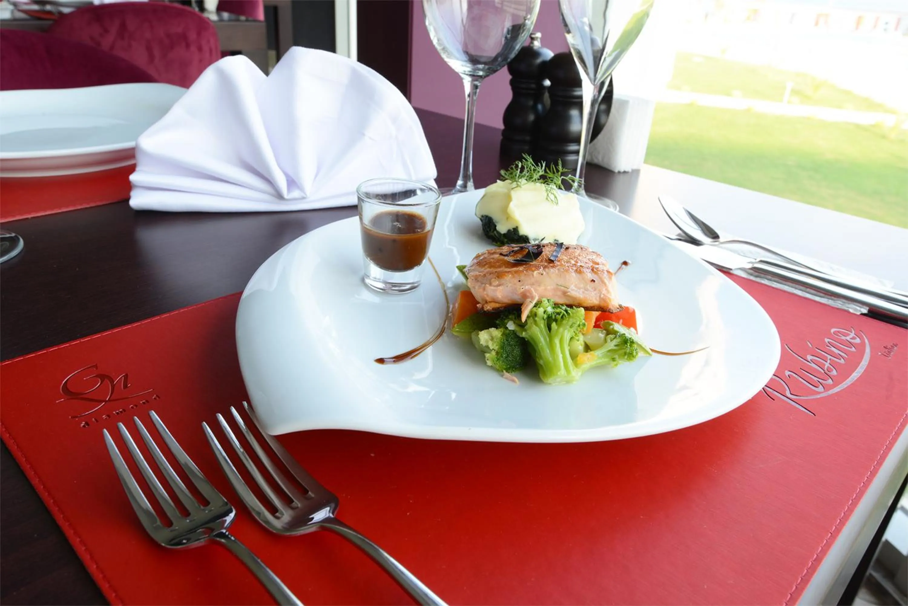 Restaurant/places to eat in Green Nature Diamond