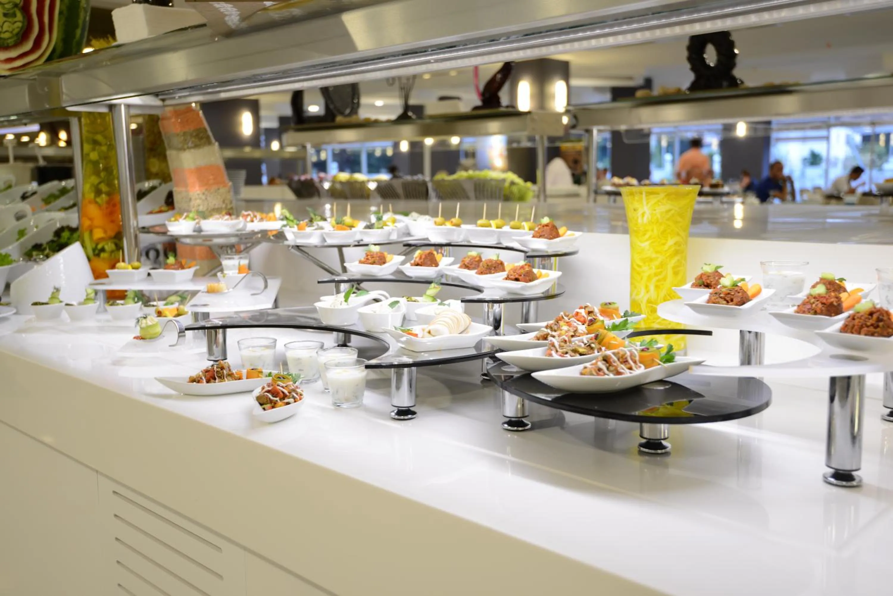 Restaurant/places to eat in Green Nature Diamond