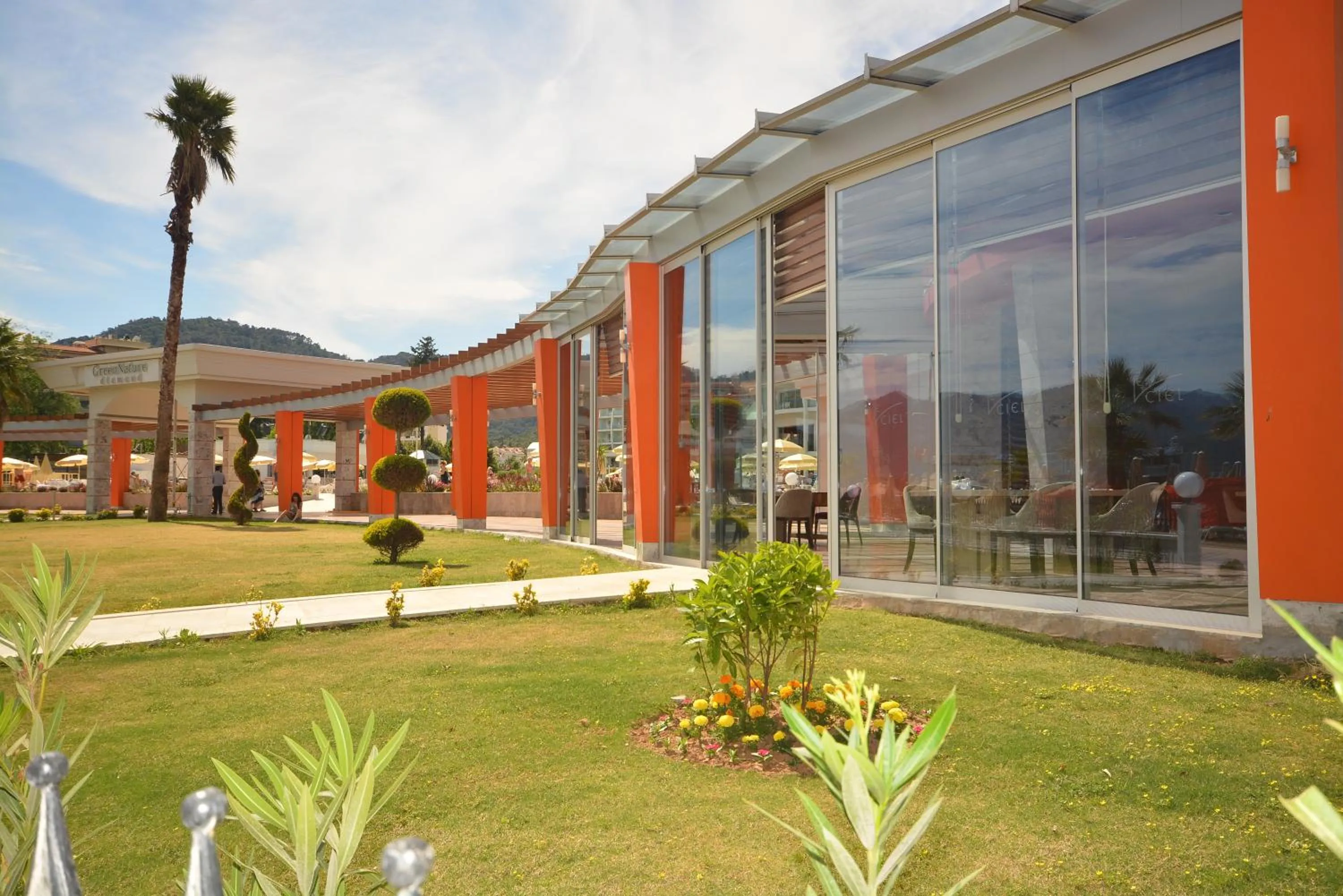 Restaurant/places to eat in Green Nature Diamond