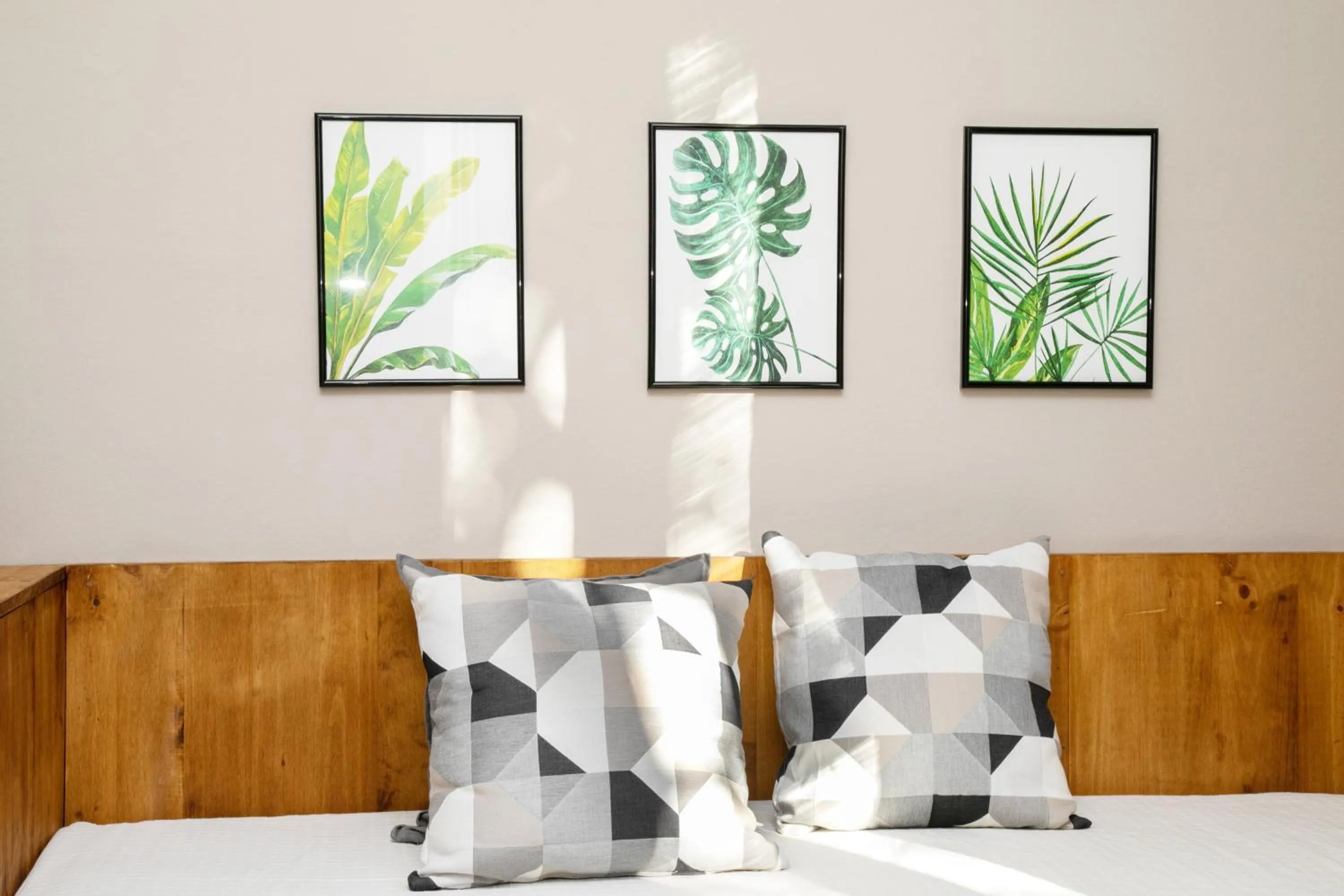 Photo of the whole room, Bed in Jardinets Guest House