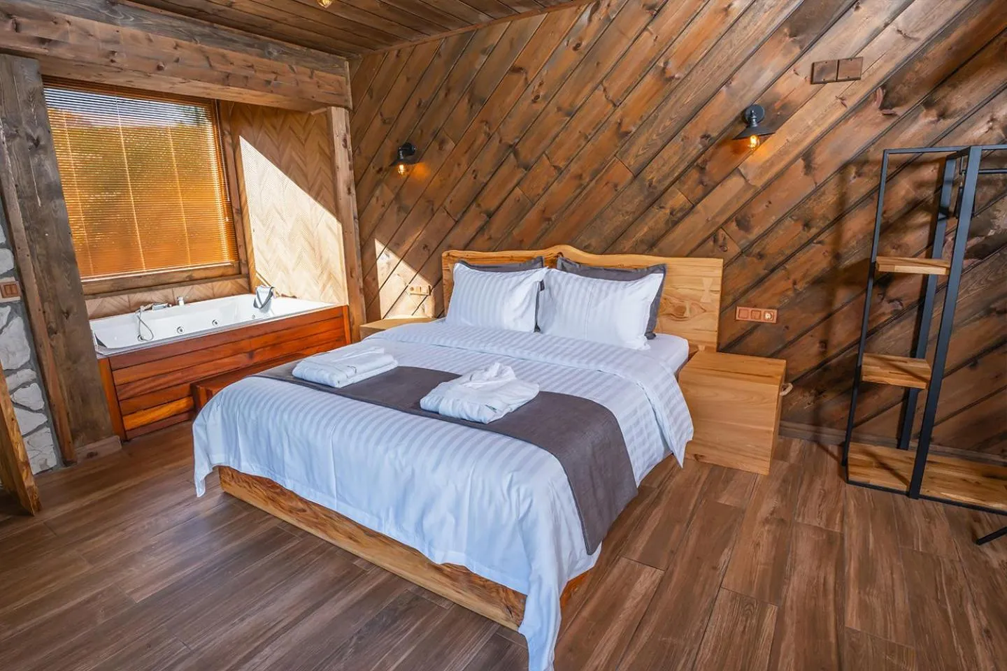 Bedroom, Bed in Bİ ABANT MASALI VİLLAGE HOTEL