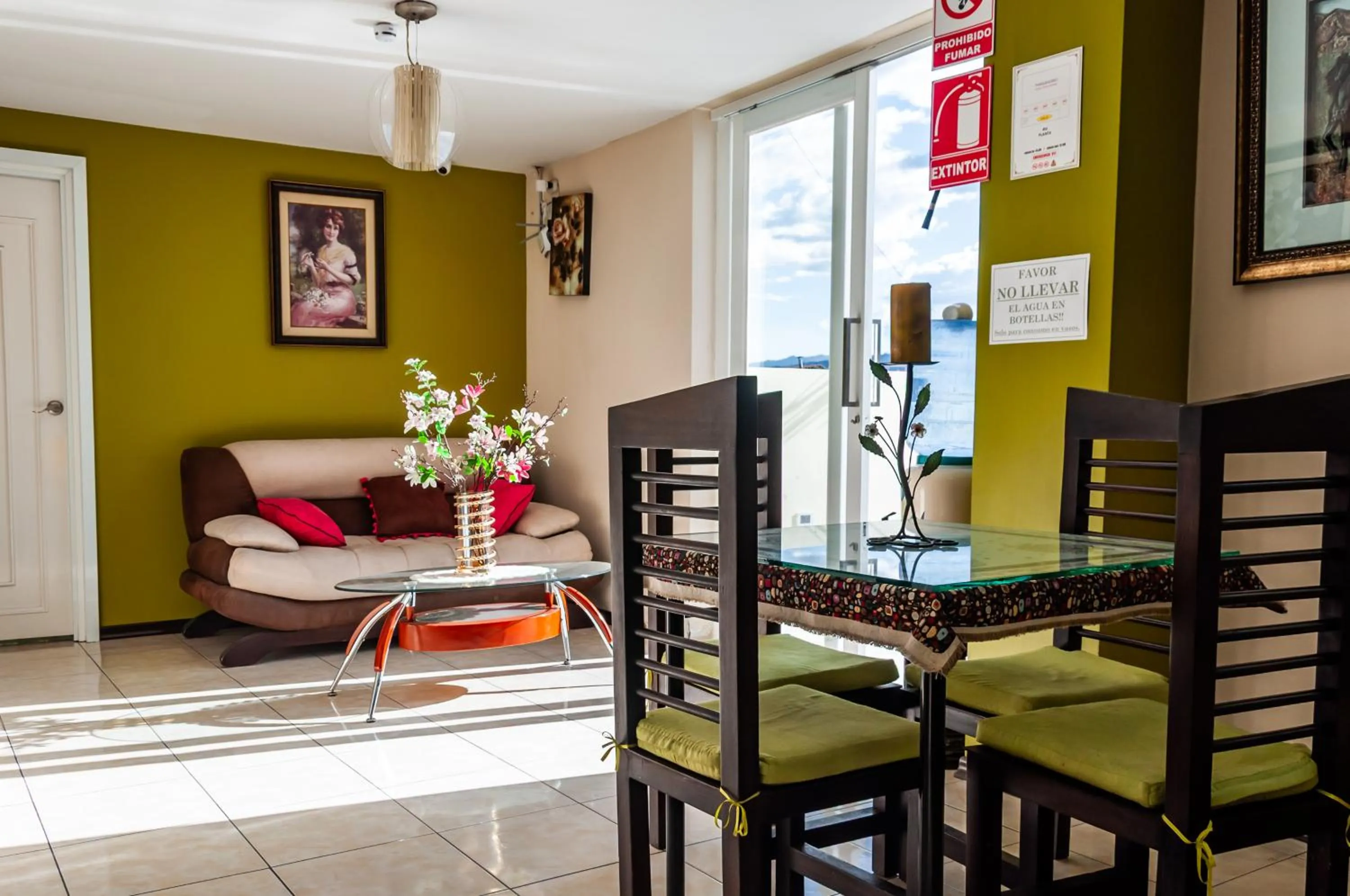 Seating area in Hotel Las Gardenias