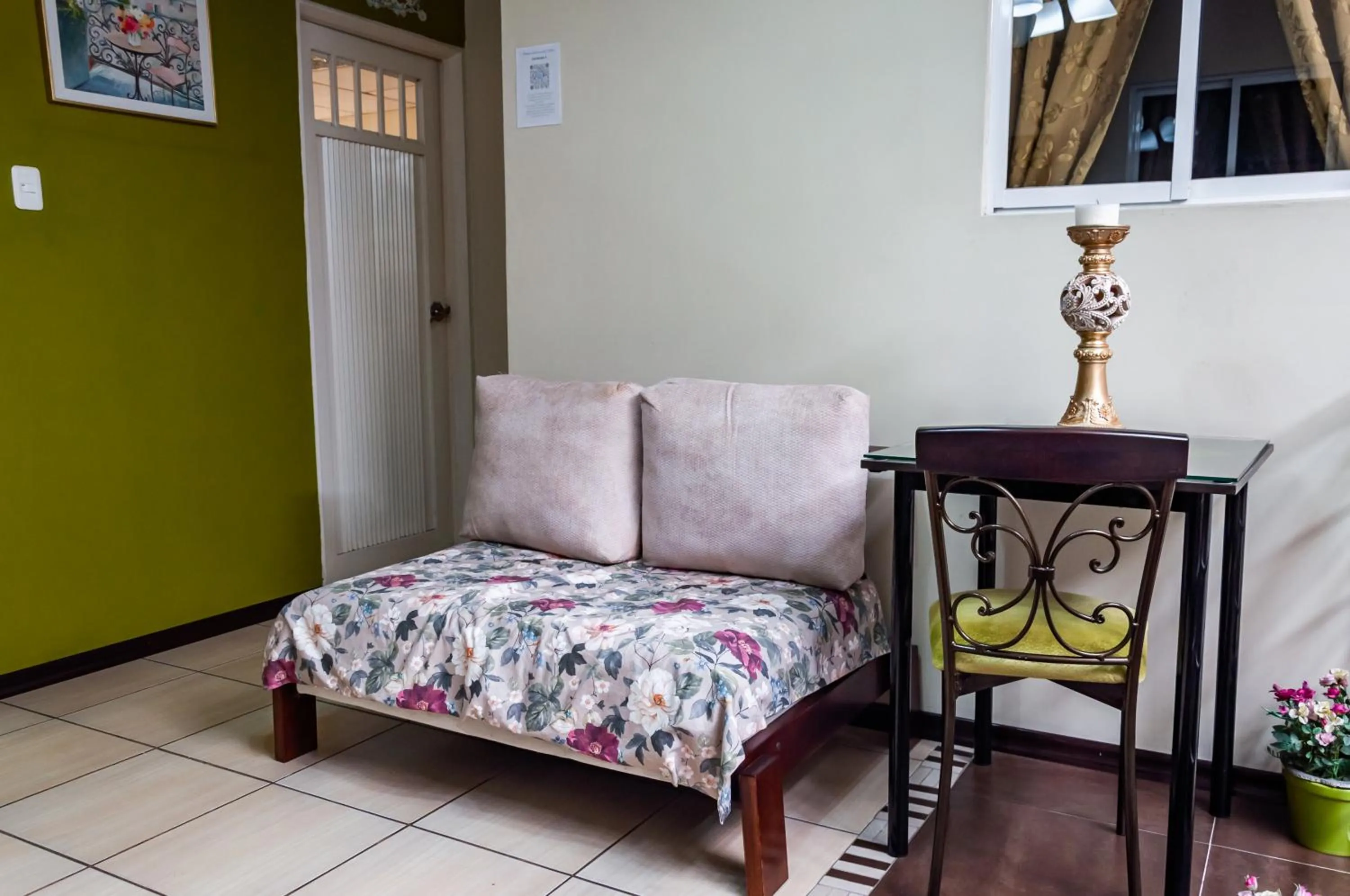 Seating area, Bed in Hotel Las Gardenias