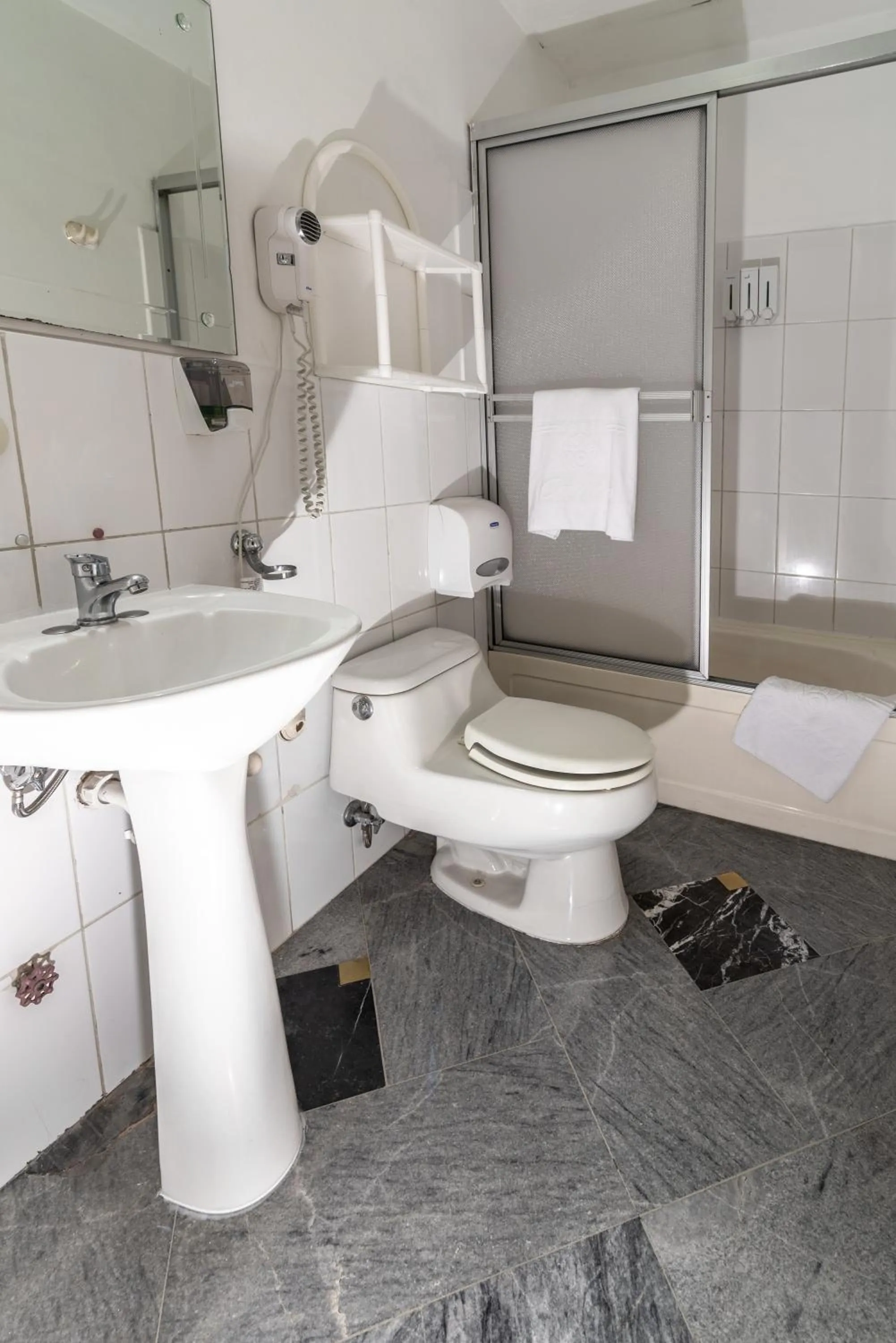 Bathroom in Hotel Cordero