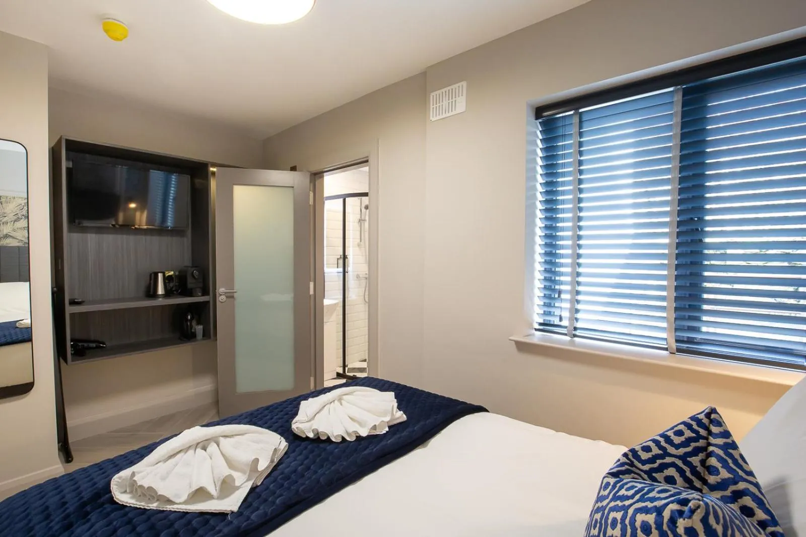 Bedroom, Bed in The Abbeygate Townhouse