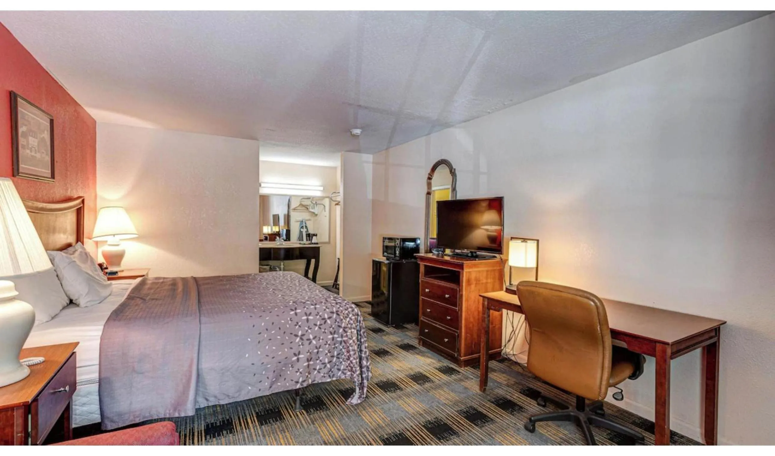 Bedroom, Bed in Northgate Inn by Townhouse Hattiesburg I-59