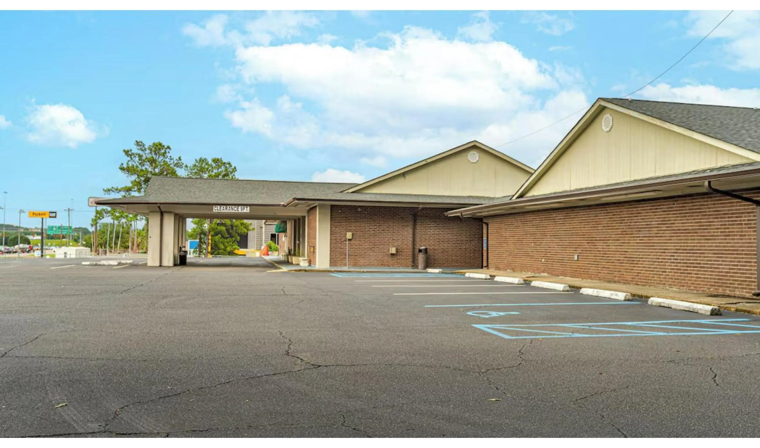 Parking in Northgate Inn by Townhouse Hattiesburg I-59