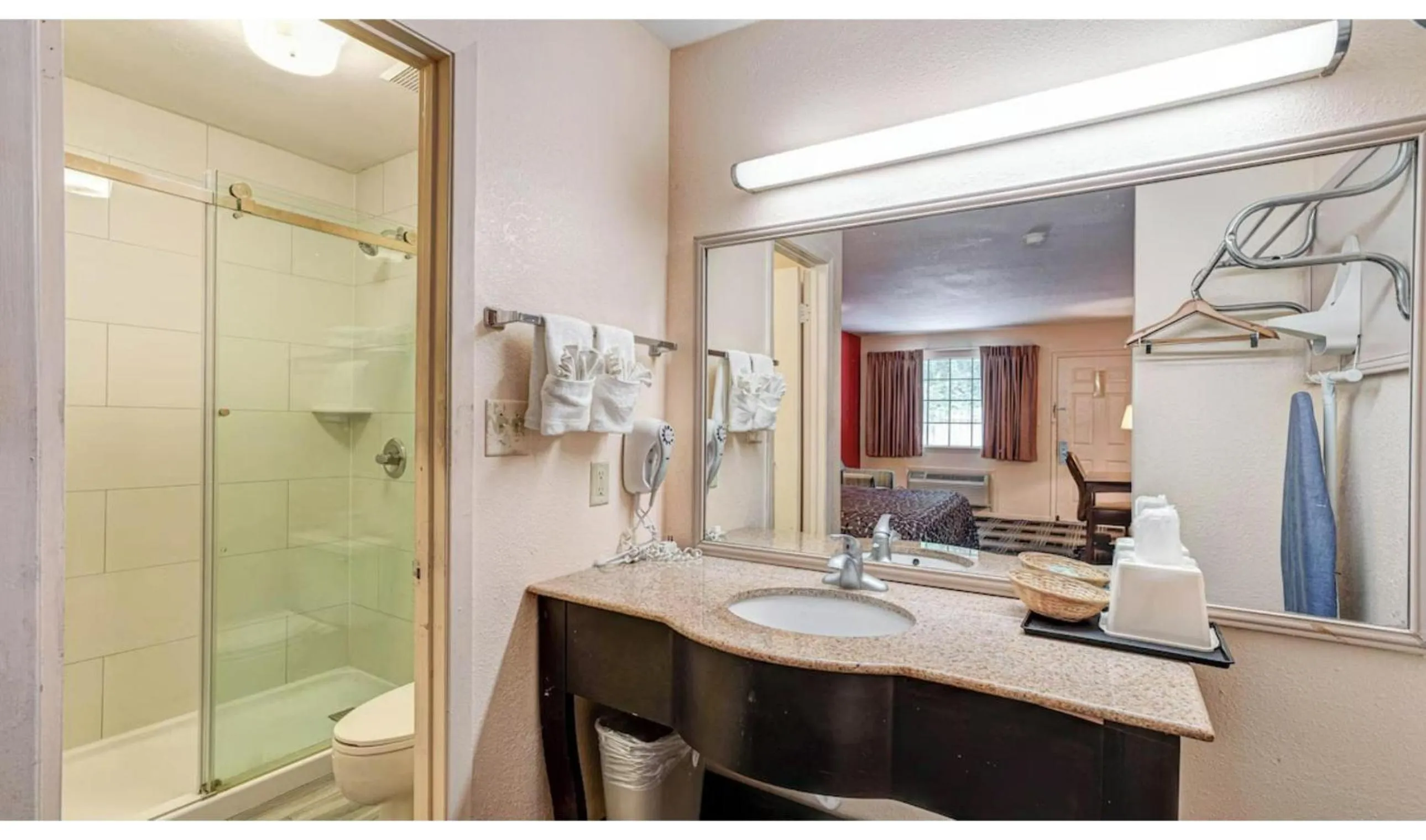 Bathroom in Northgate Inn by Townhouse Hattiesburg I-59