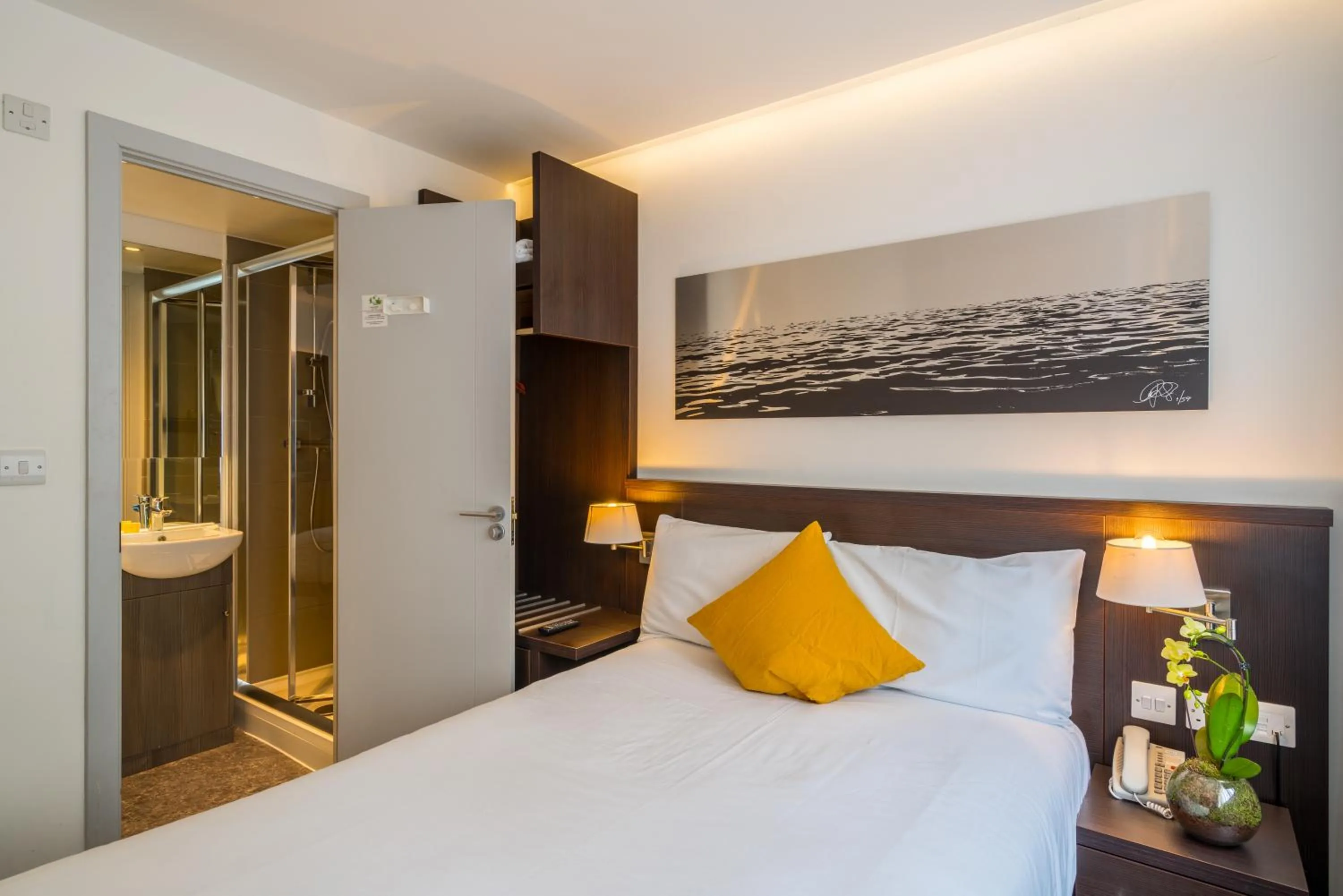 Bed in Pelican London Hotel and Residence