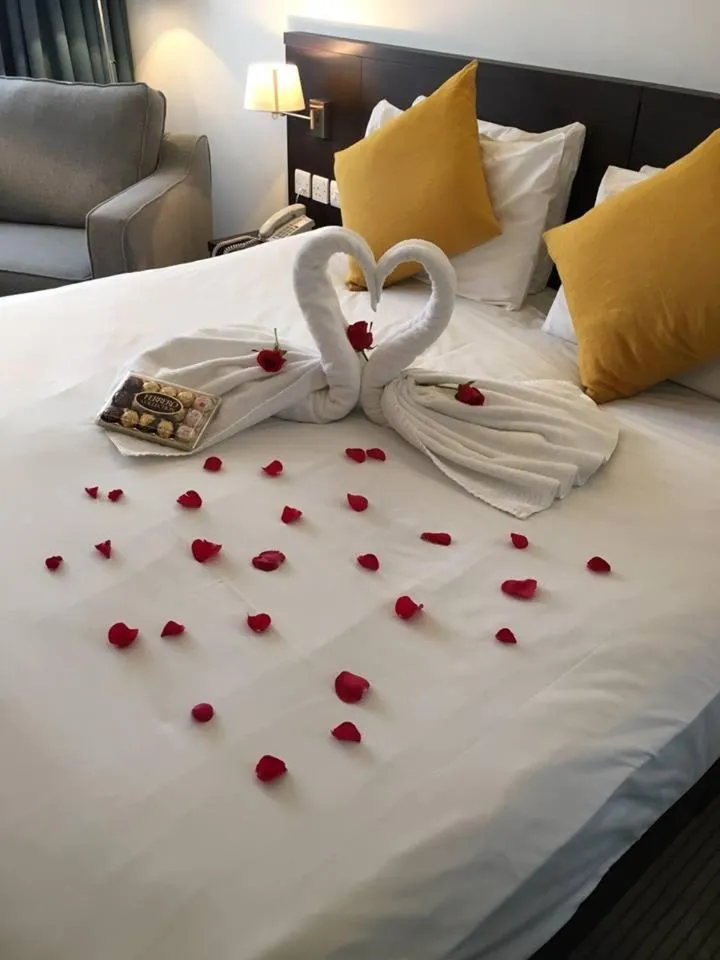 Bed in Pelican London Hotel and Residence