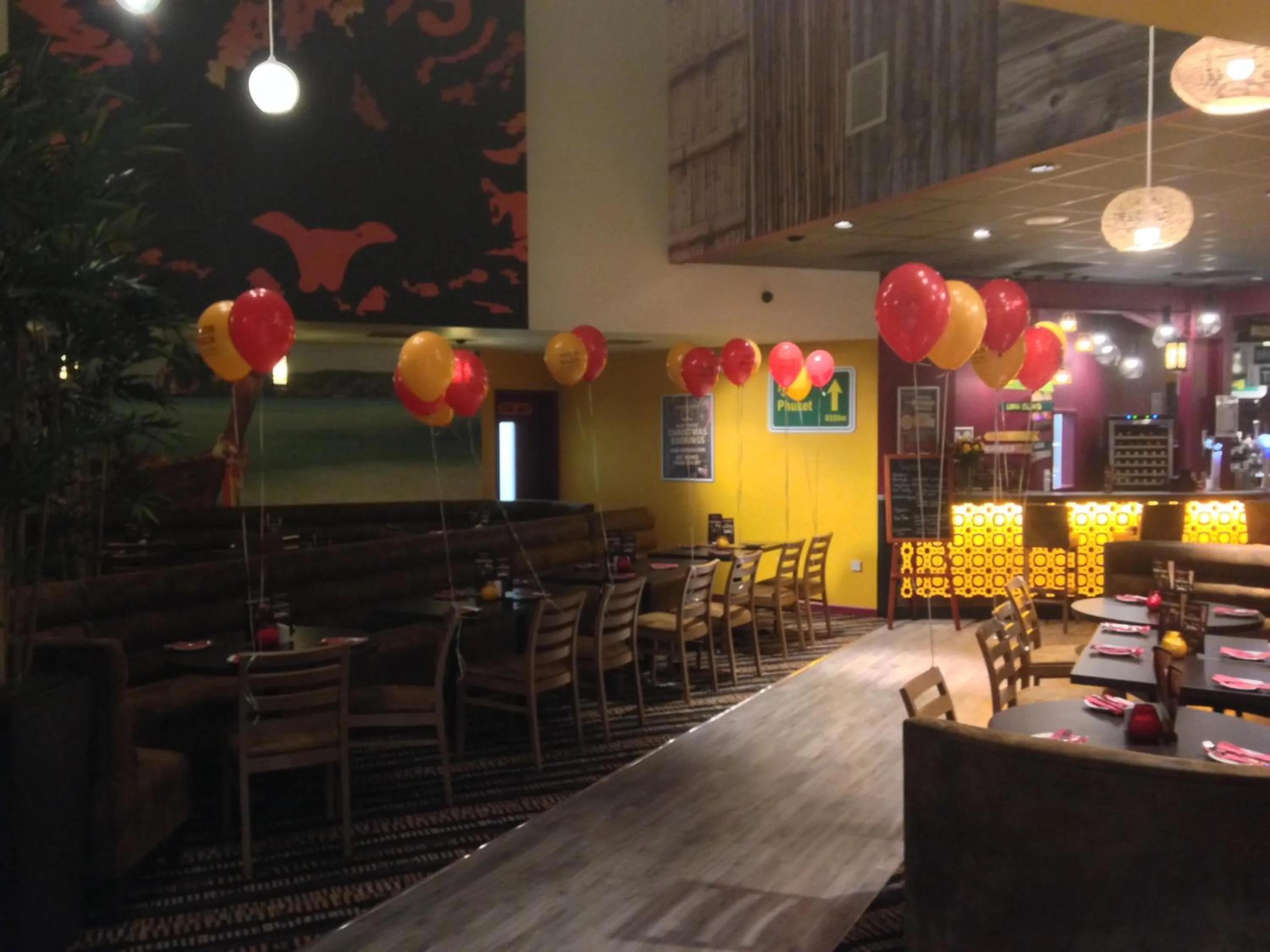 Restaurant/places to eat in Pelican London Hotel and Residence