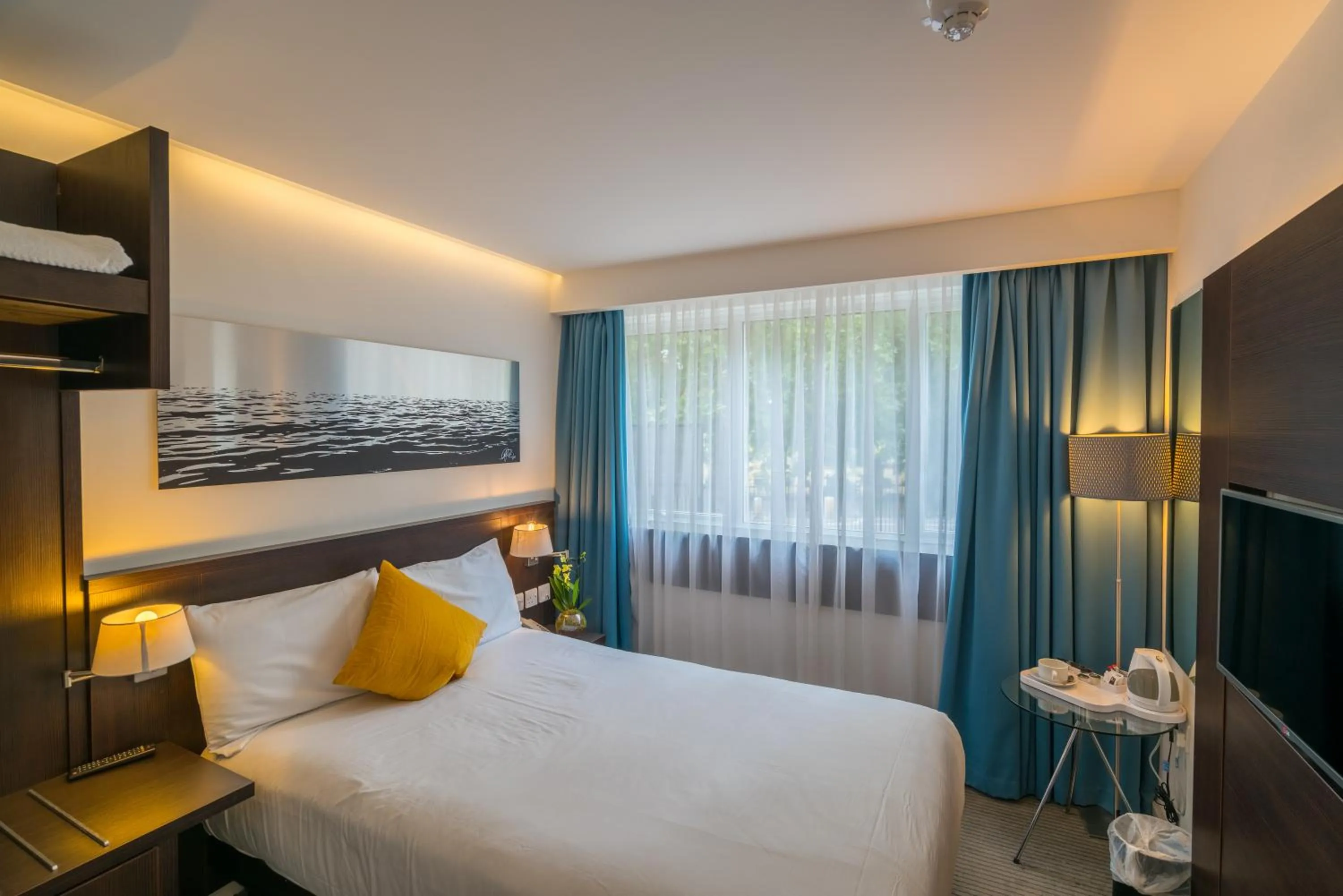 Photo of the whole room, Bed in Pelican London Hotel and Residence