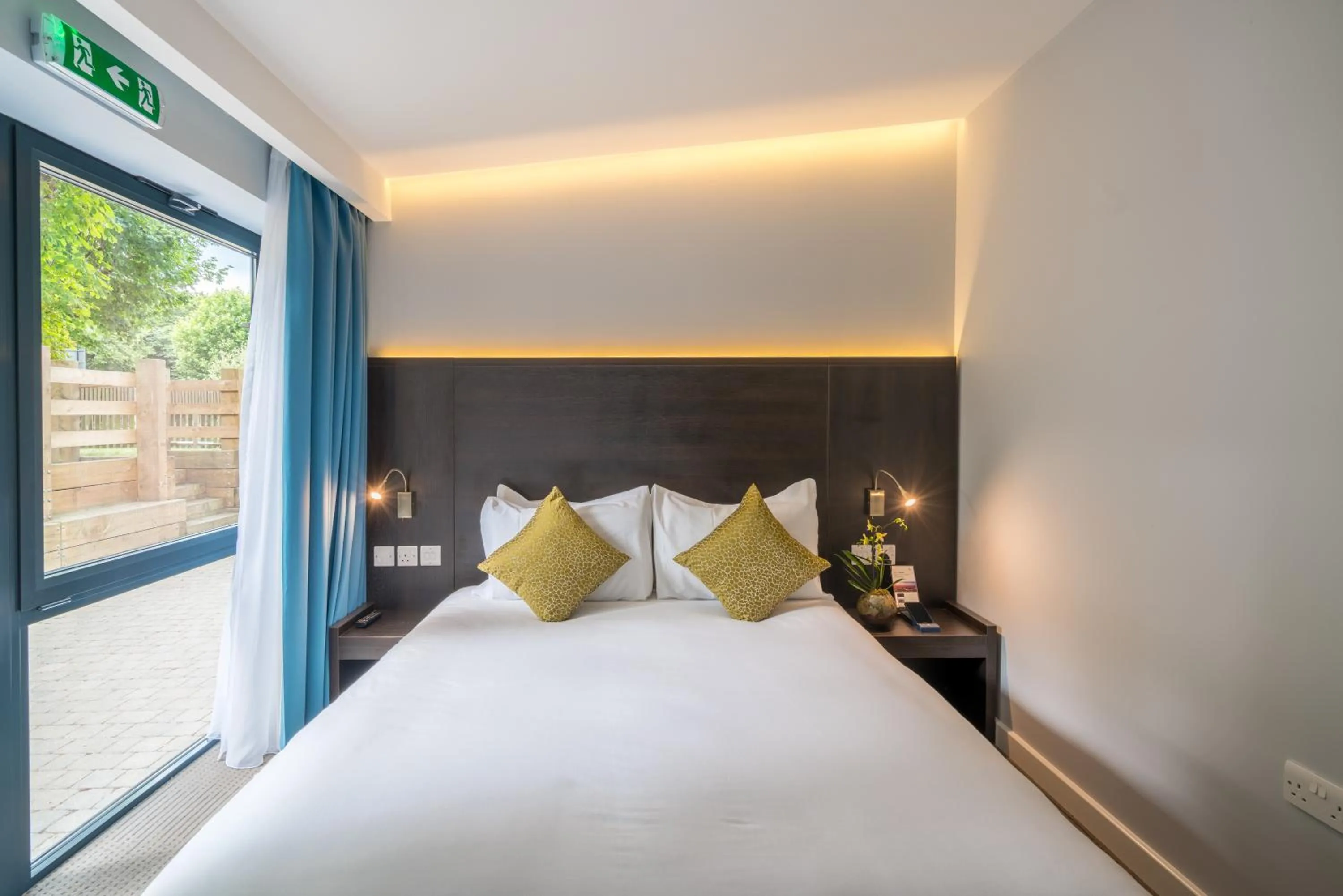 Bed in Pelican London Hotel and Residence