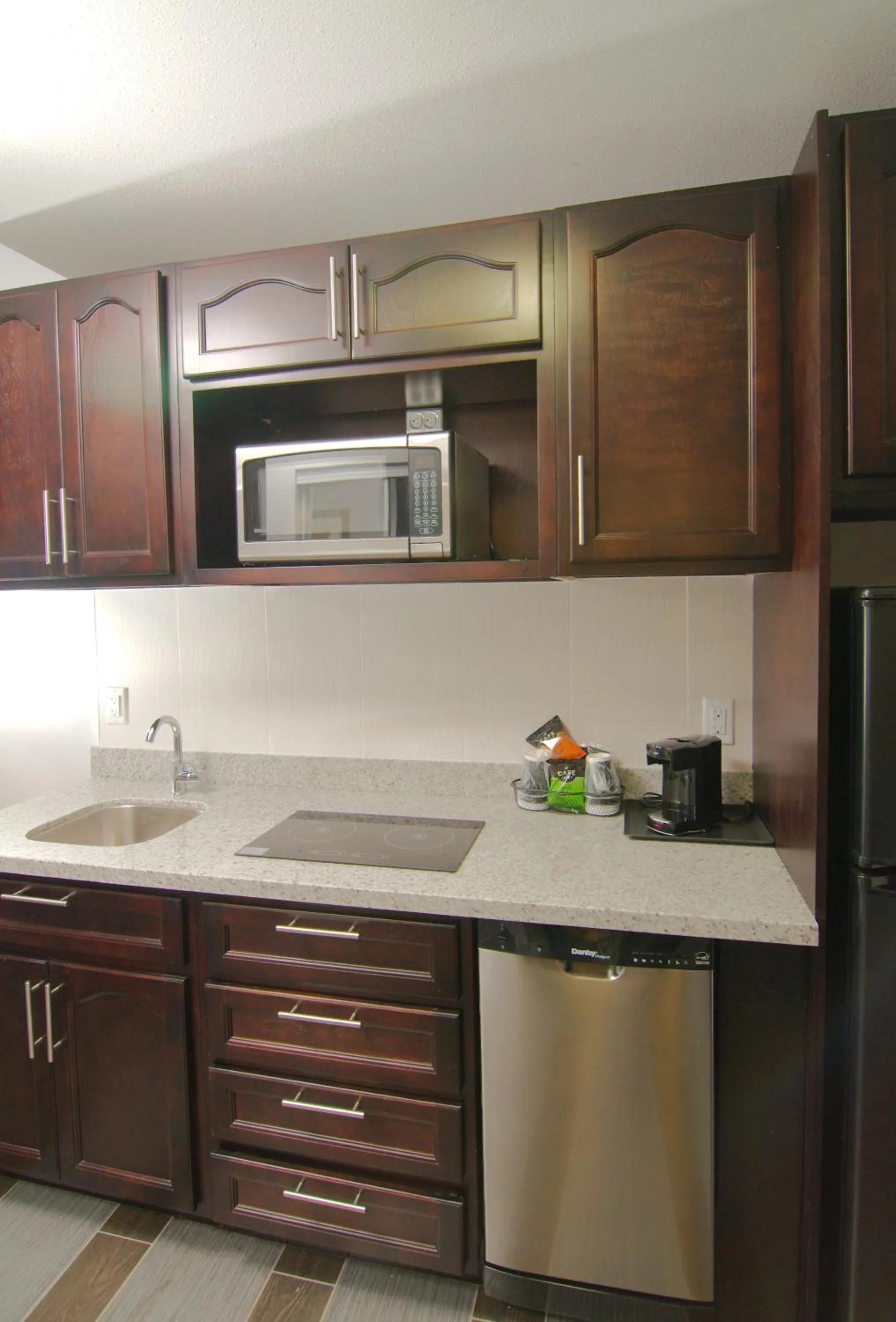Kitchen or kitchenette in Paradise Inn and Suites Redwater