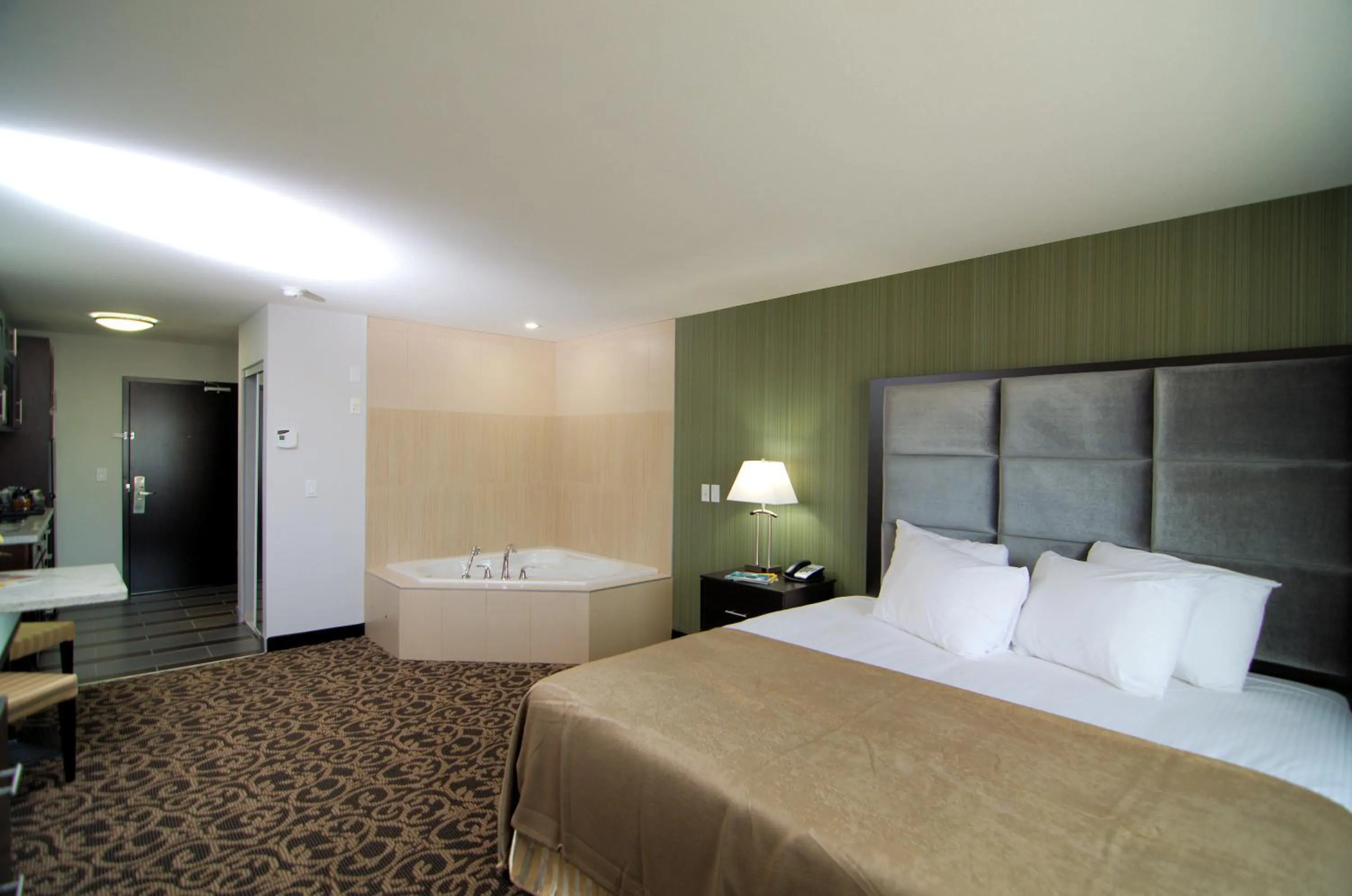 Bed in Paradise Inn and Suites Redwater