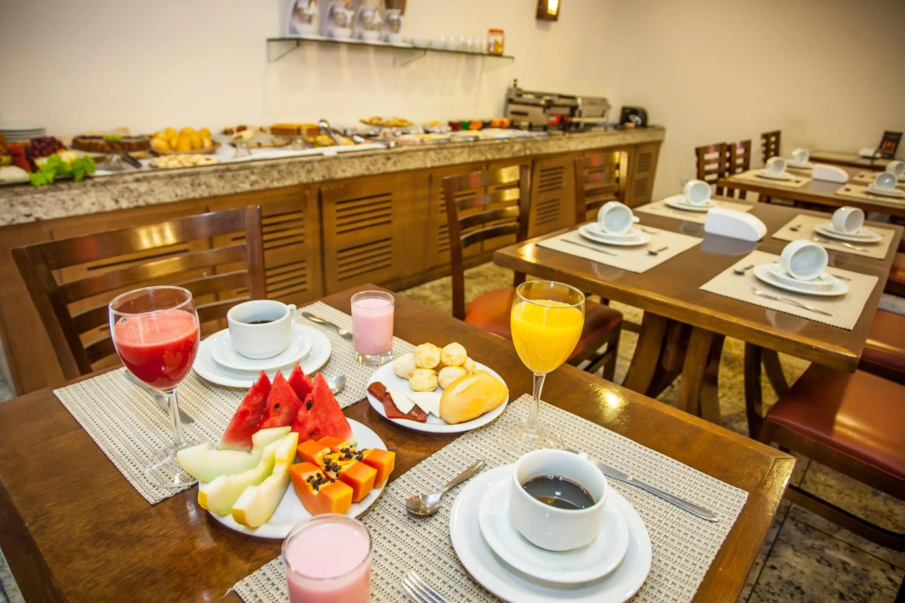 Restaurant/places to eat in Hotel Arujá