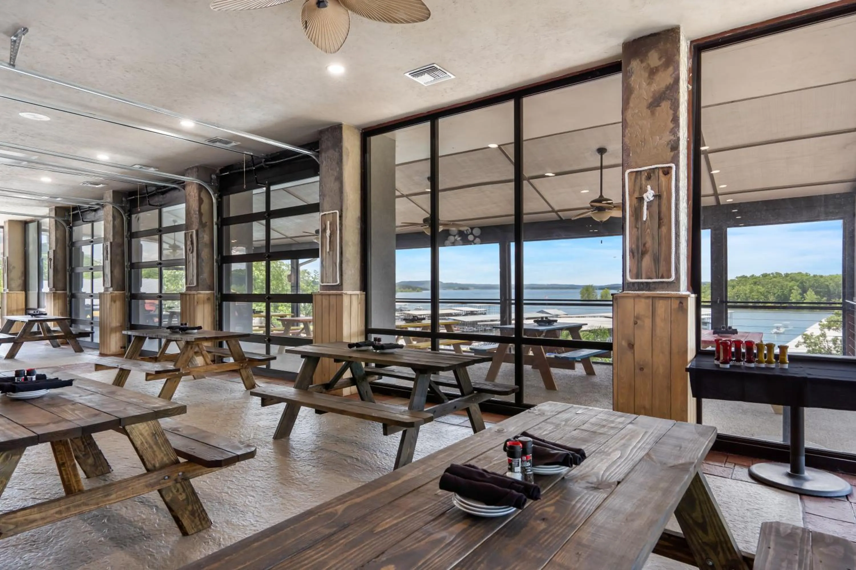 Restaurant/places to eat in Rock Lane Resort & Marina