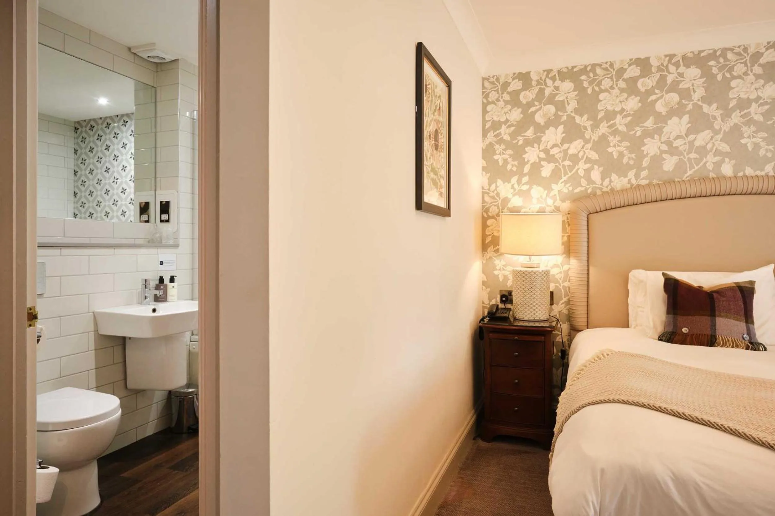 Toilet, Bed in Stratton House Hotel & Spa