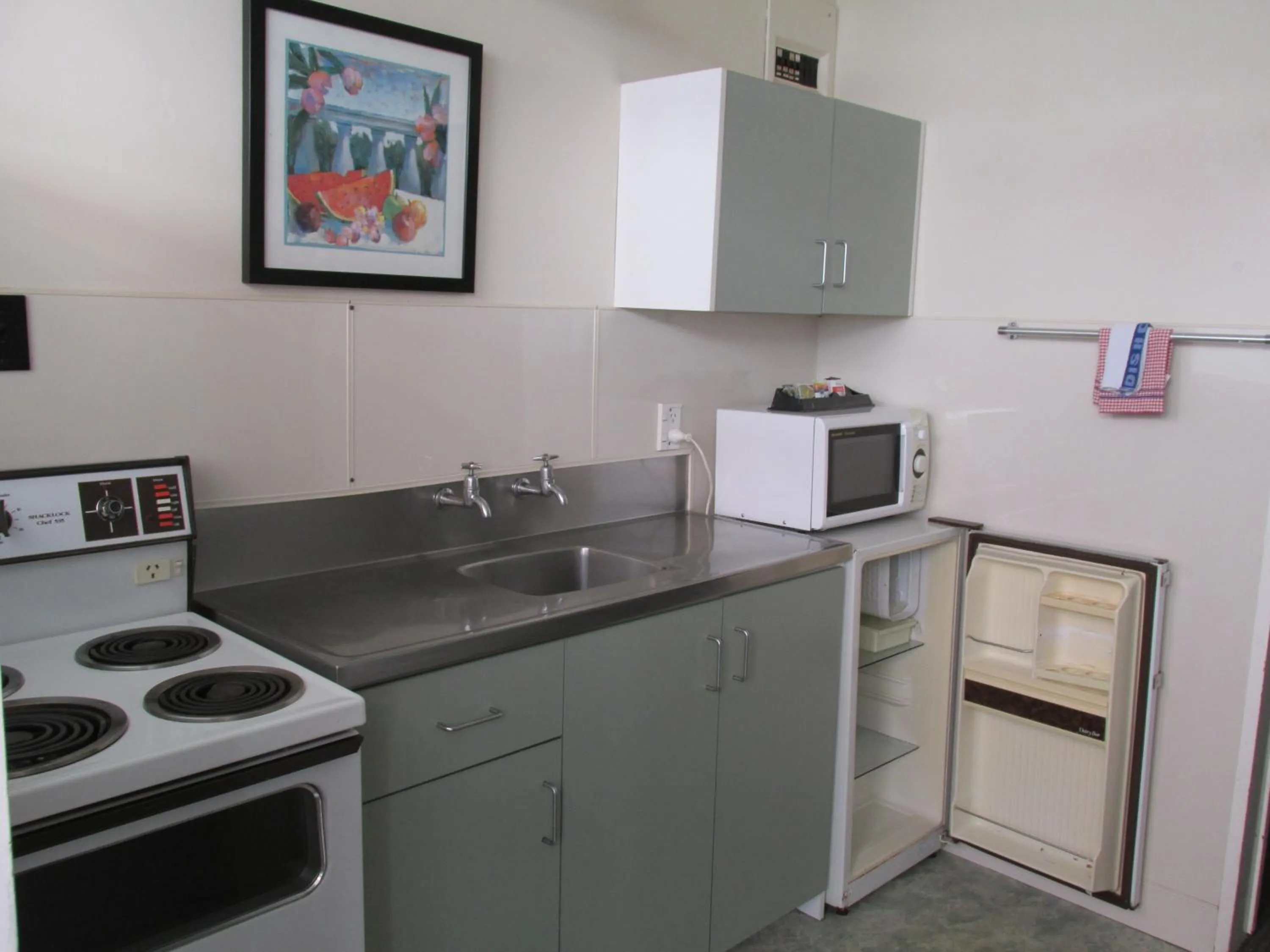 Kitchen or kitchenette in Kuirau Park Motor Lodge- Thermal Mineral pool