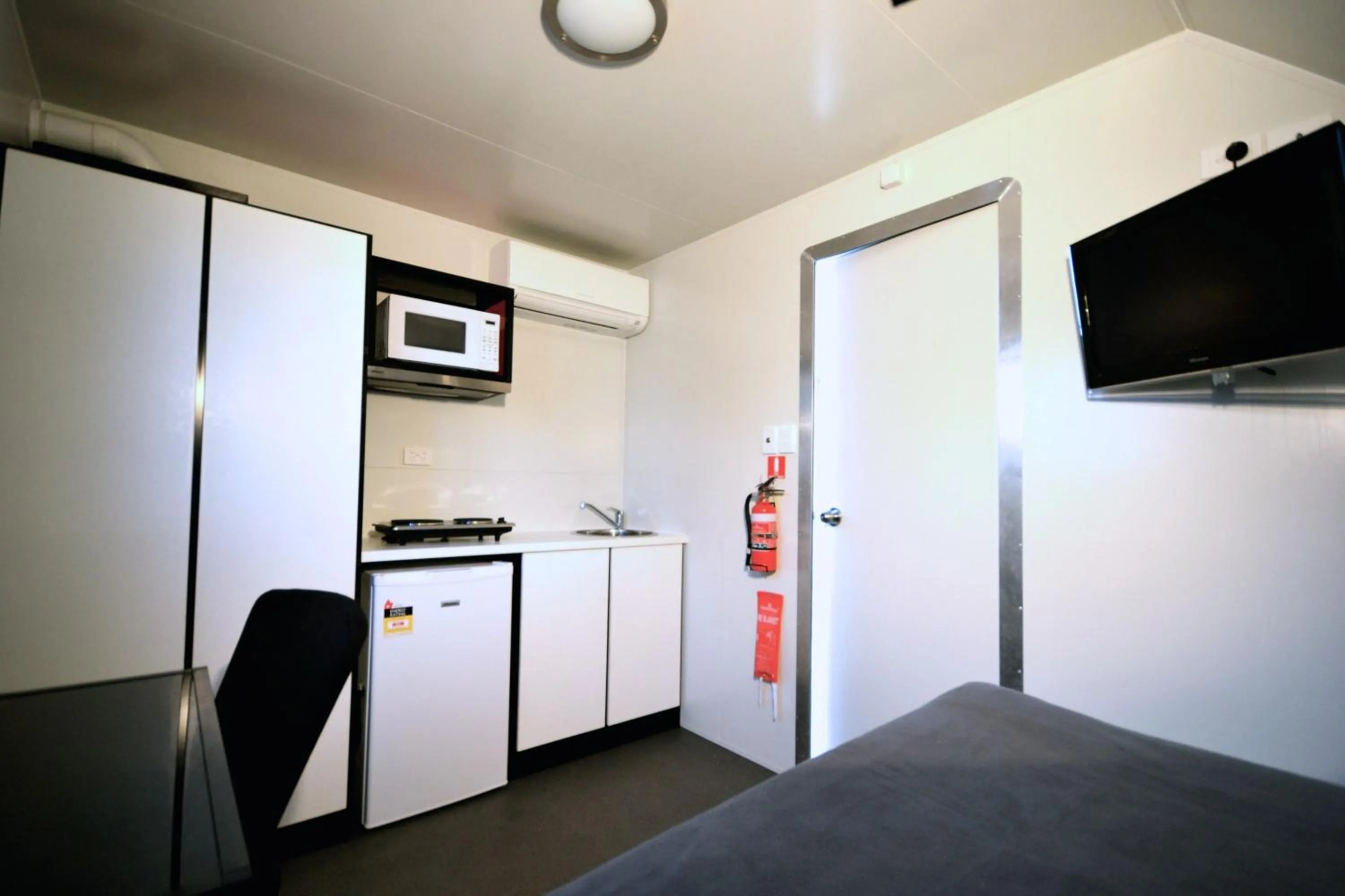Kitchen or kitchenette in Mycow Accommodation Mackay