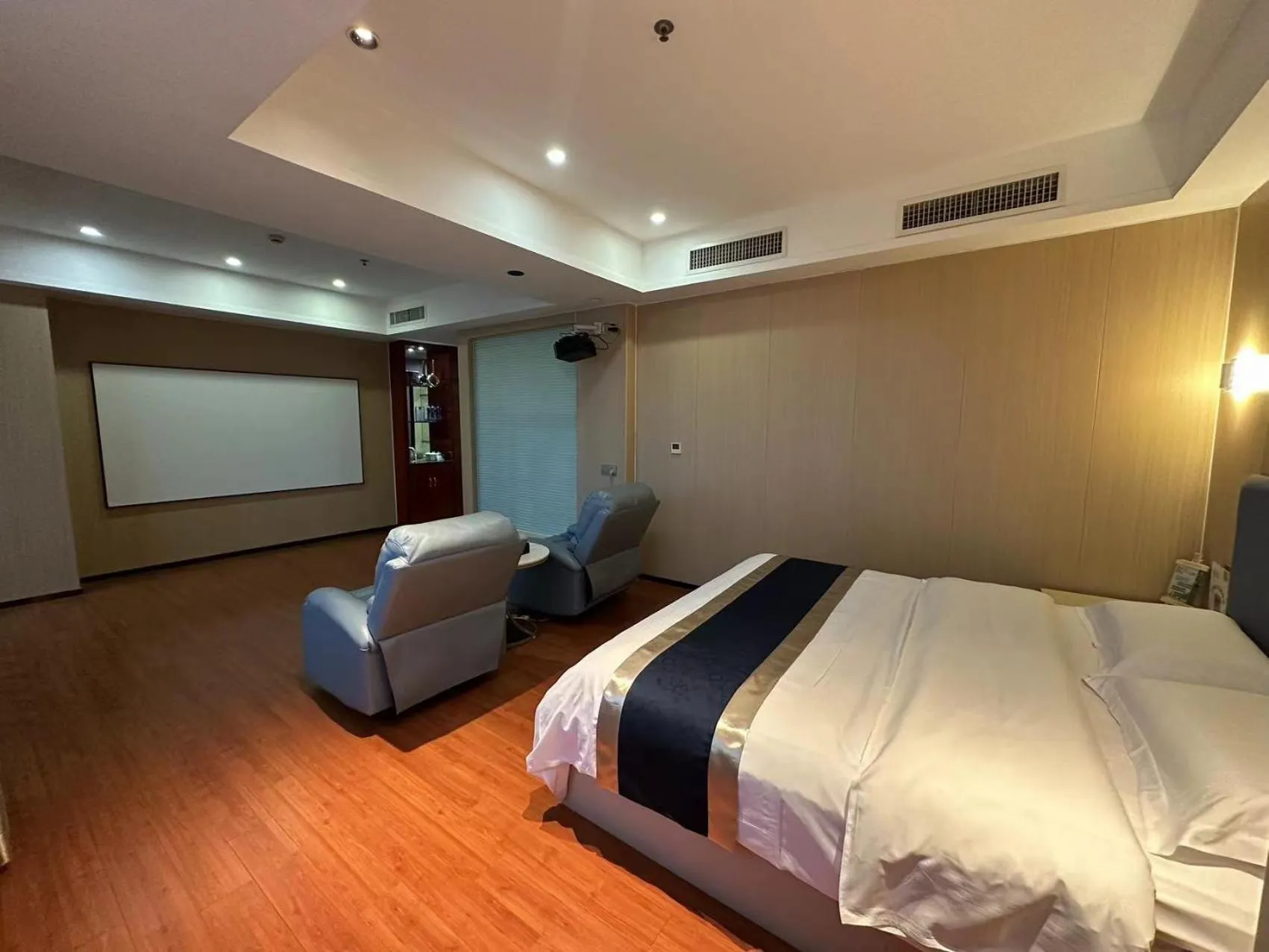 Bed in Green Island Holiday Hotel