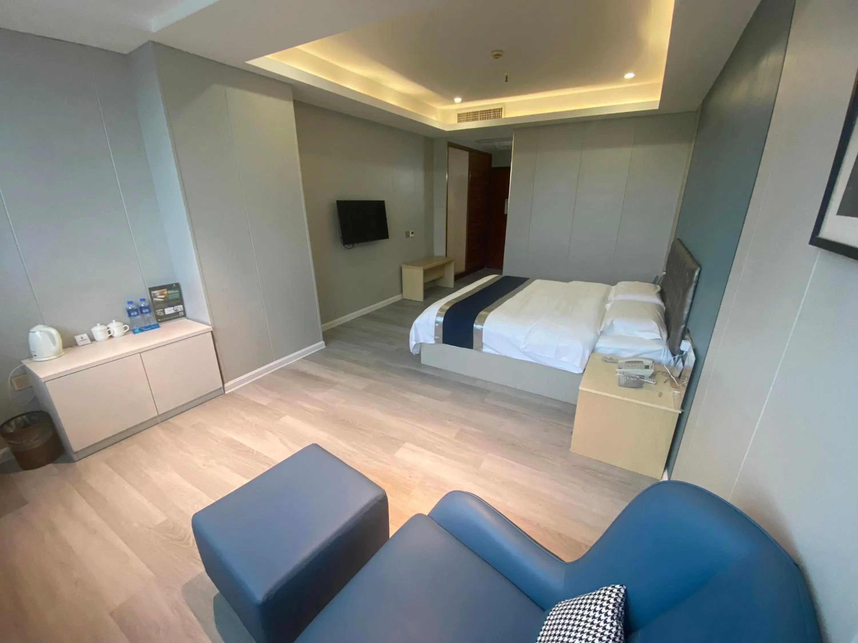 Bed in Green Island Holiday Hotel