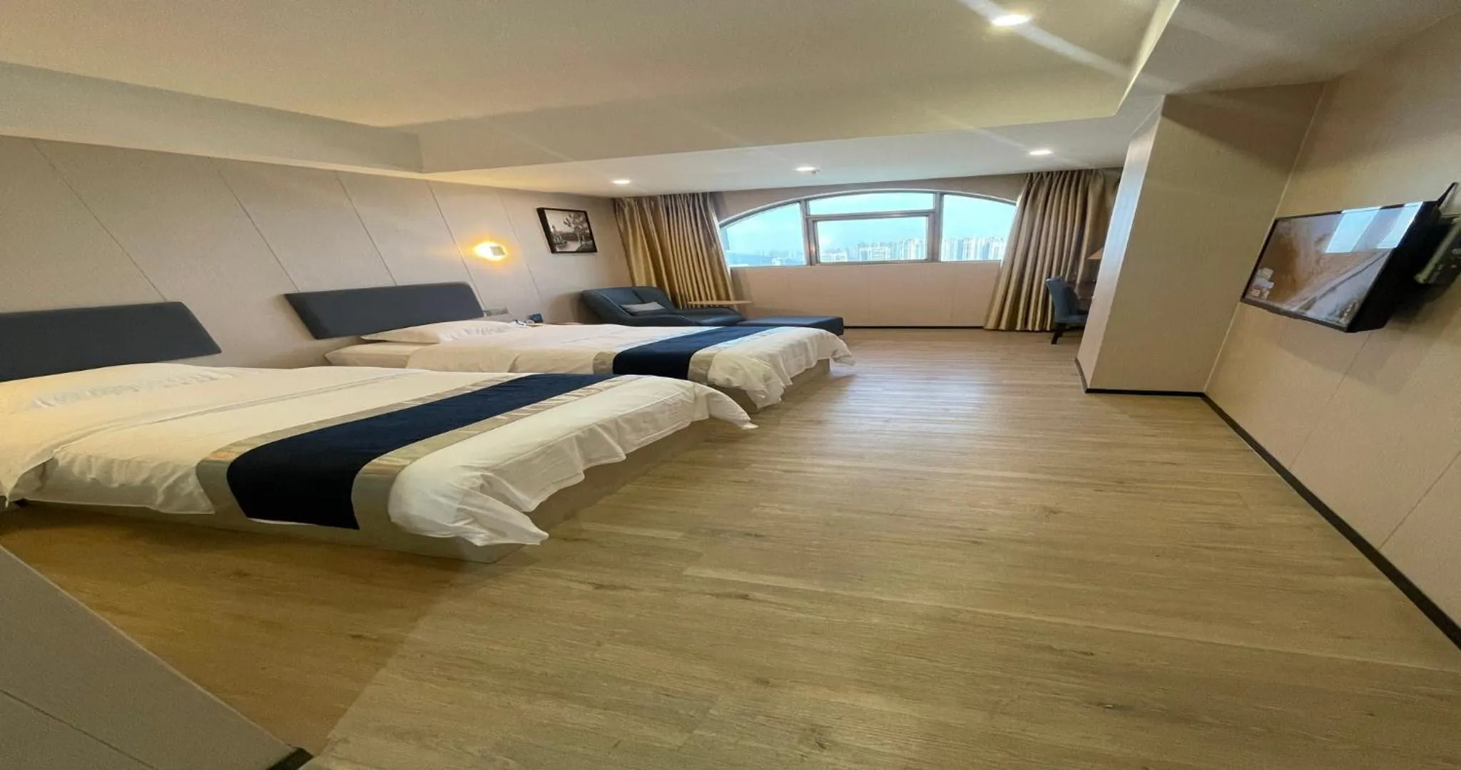 Bed in Green Island Holiday Hotel