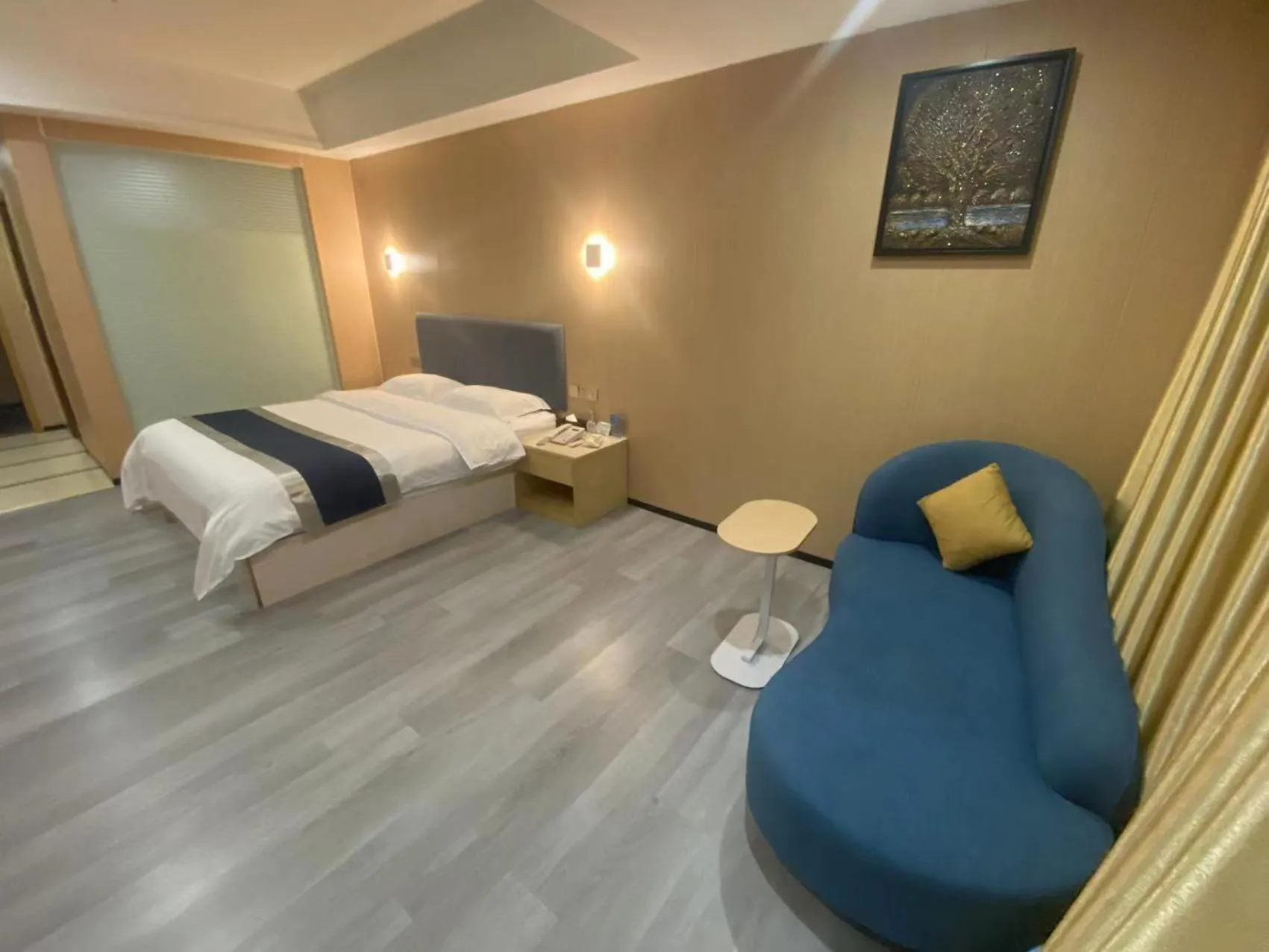 Photo of the whole room, Bed in Green Island Holiday Hotel