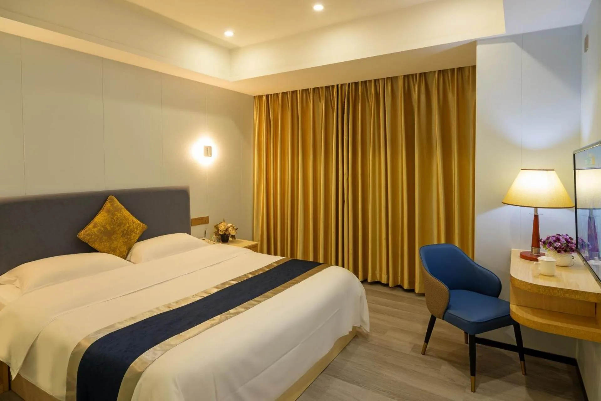 Bed in Green Island Holiday Hotel