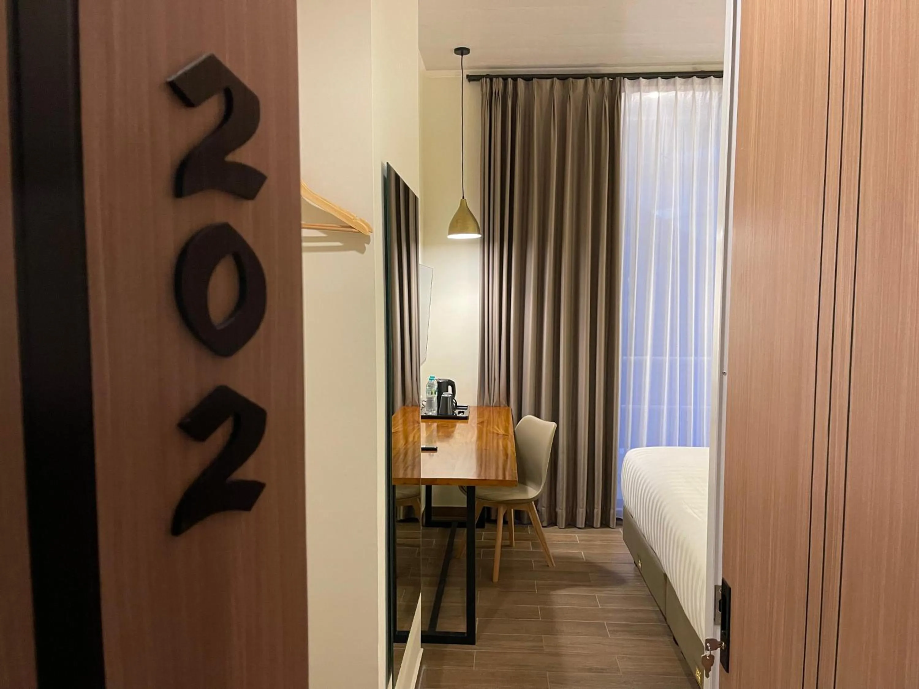 hair dresser, Bed in Azana Essence Sanggabuana Bogor