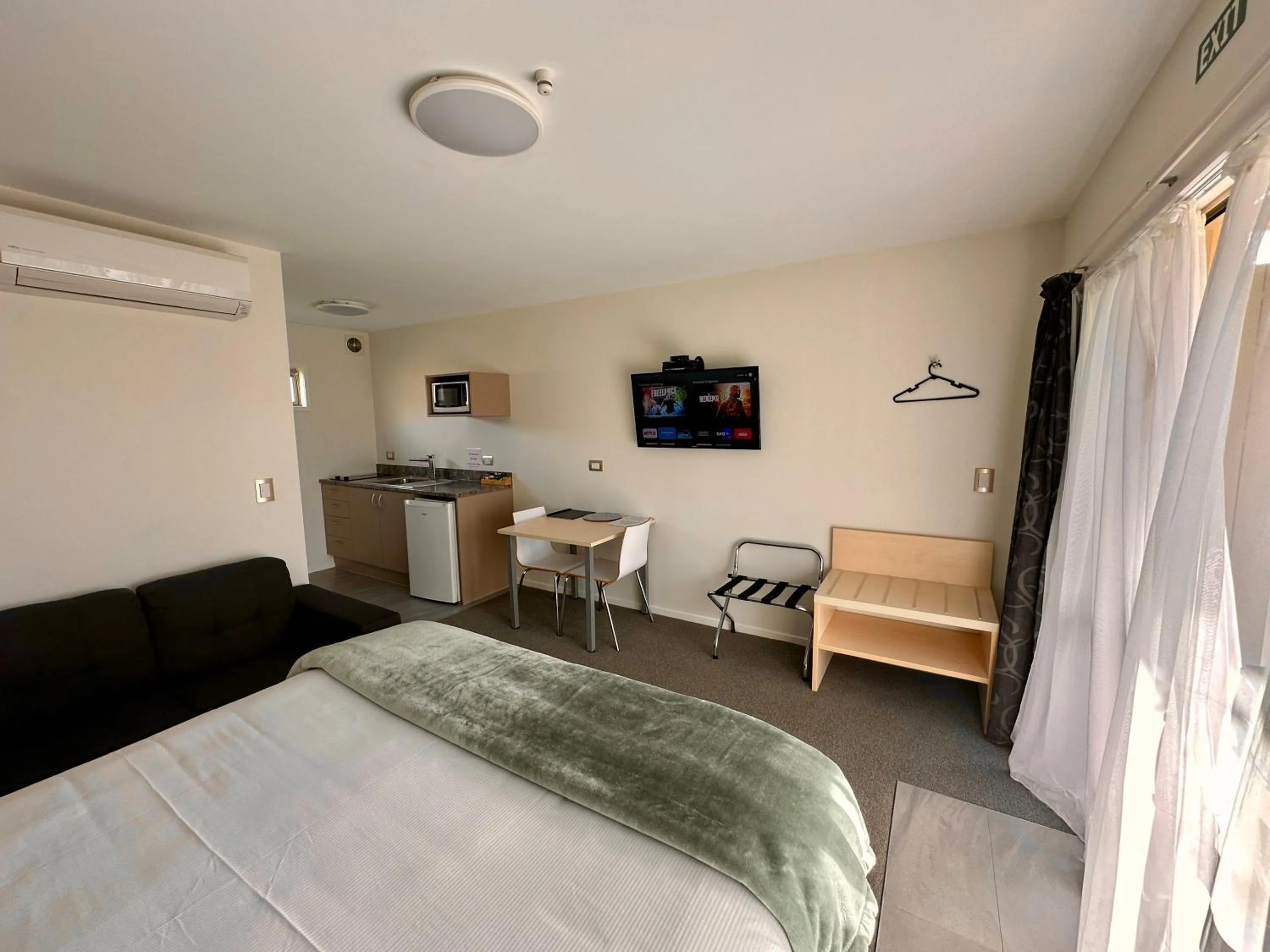 Bedroom, Bed in The Olive Motel