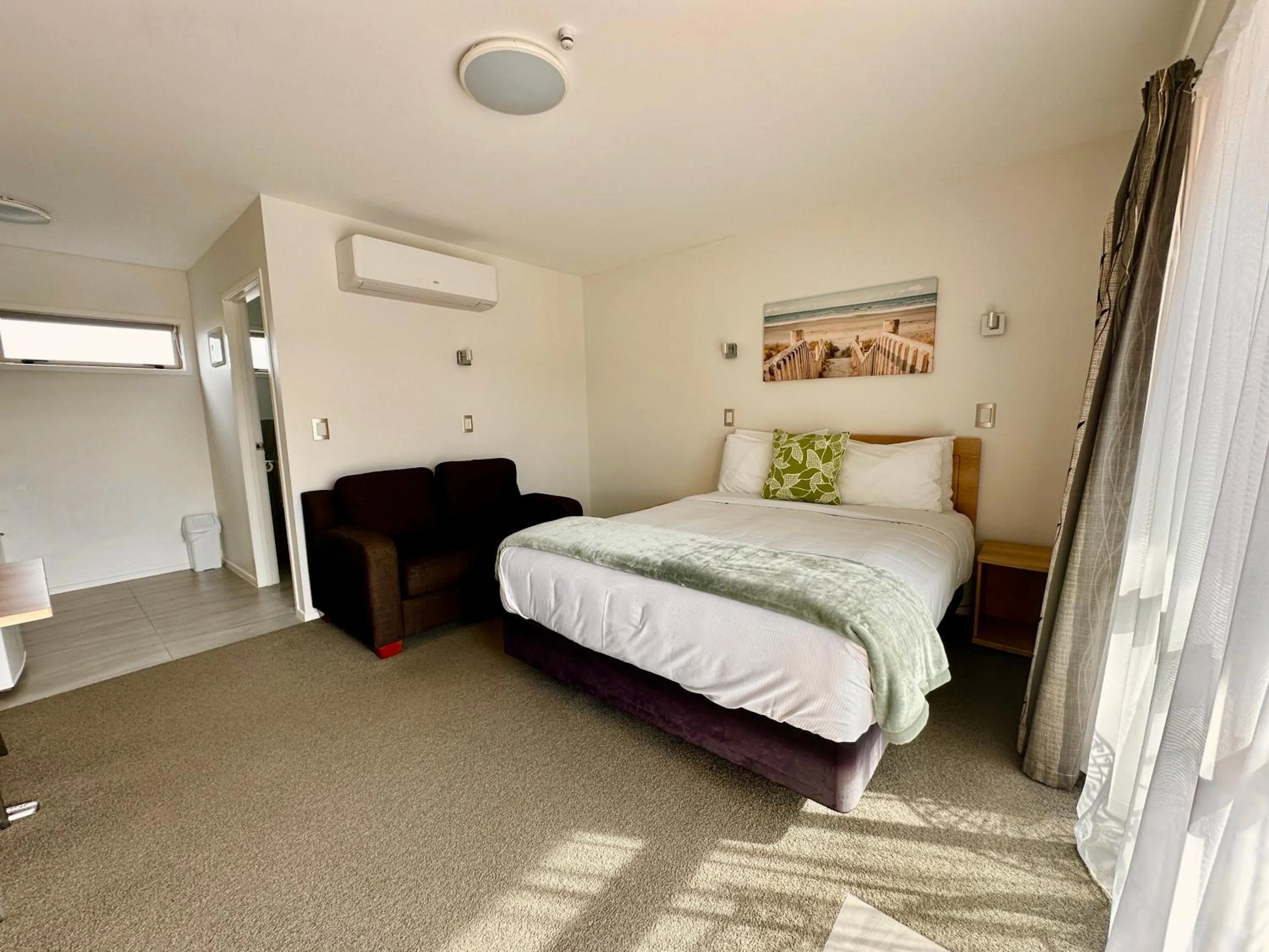 Bedroom, Bed in The Olive Motel