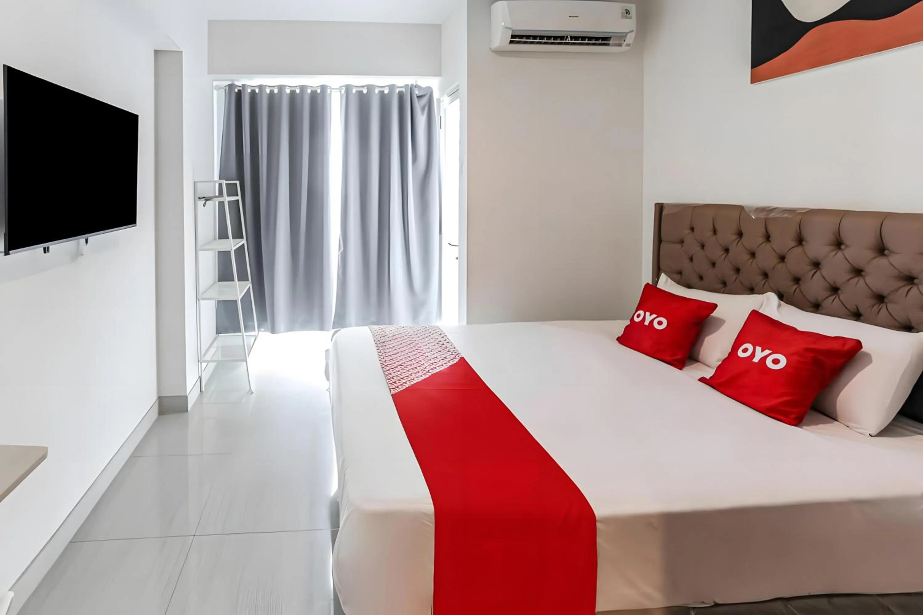 Bedroom in Collection O Fortune 88 Kamala Lagoon Reception at Indomaret and White Forest