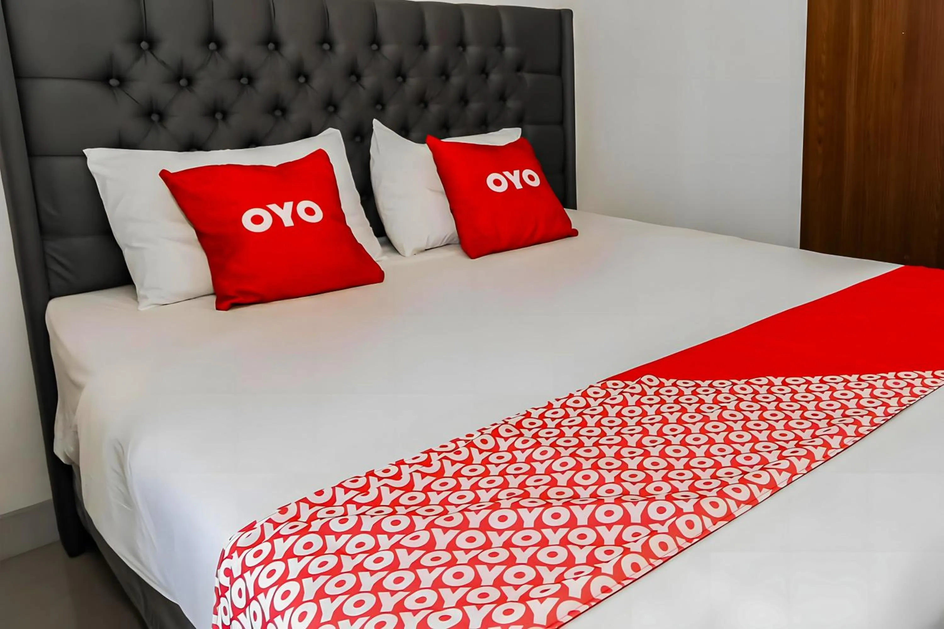 Bedroom in Collection O Fortune 88 Kamala Lagoon Reception at Indomaret and White Forest