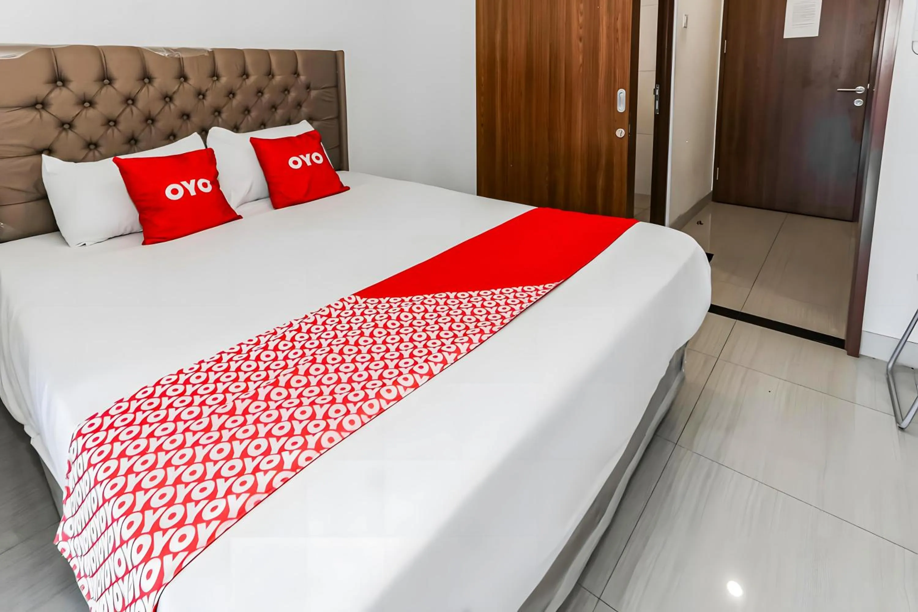 Bedroom in Collection O Fortune 88 Kamala Lagoon Reception at Indomaret and White Forest