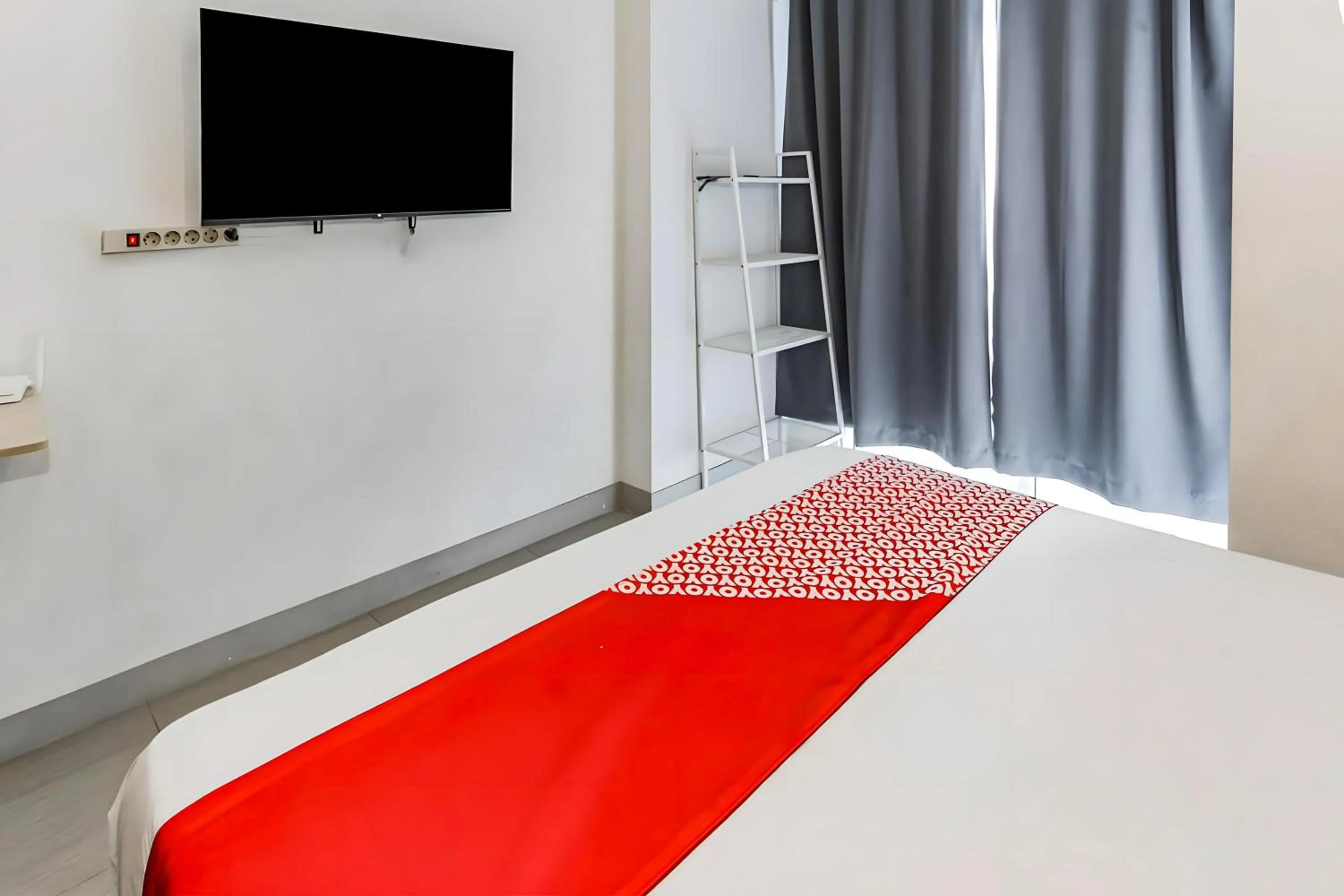 Bedroom in Collection O Fortune 88 Kamala Lagoon Reception at Indomaret and White Forest