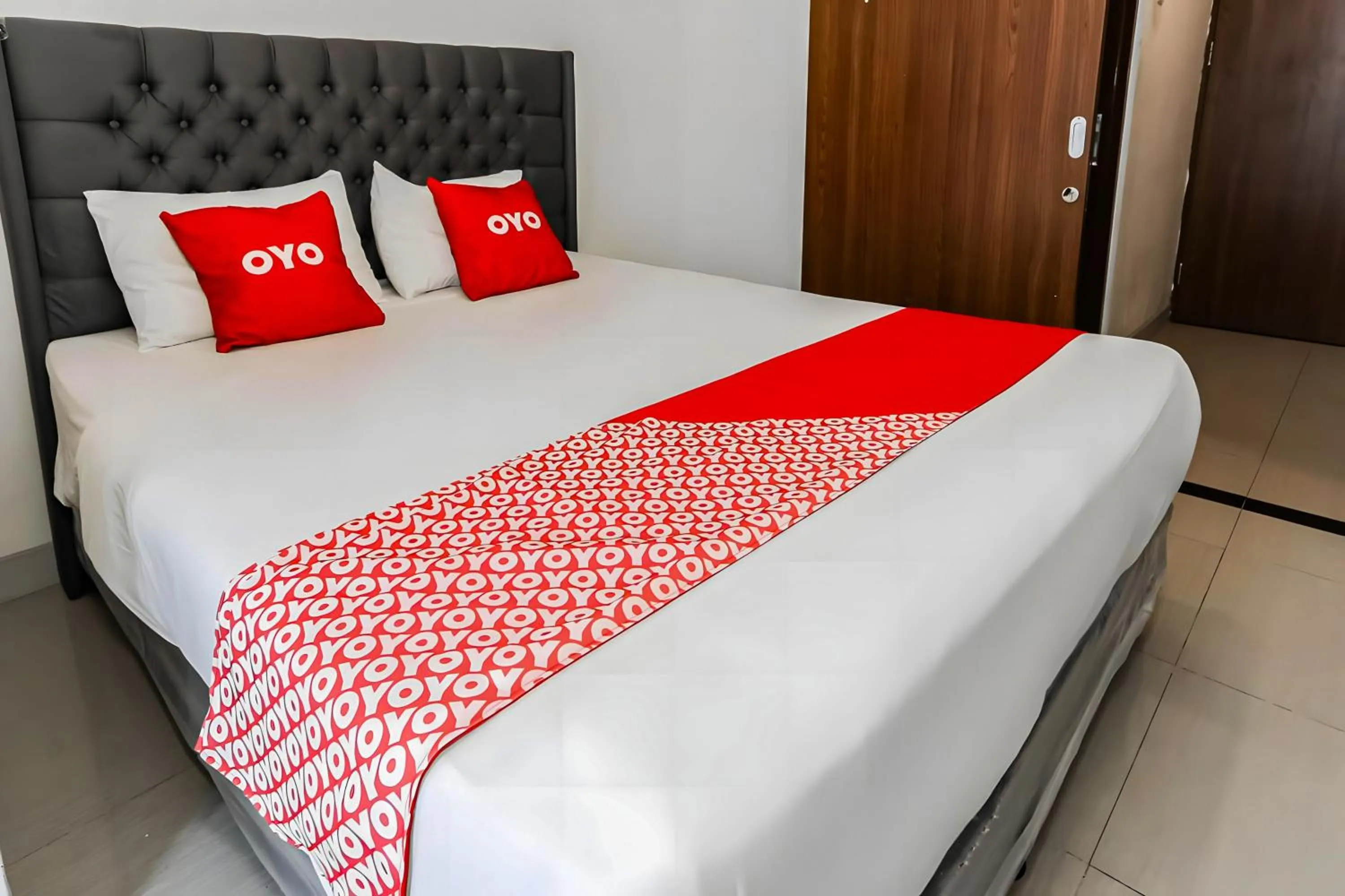 Bedroom in Collection O Fortune 88 Kamala Lagoon Reception at Indomaret and White Forest