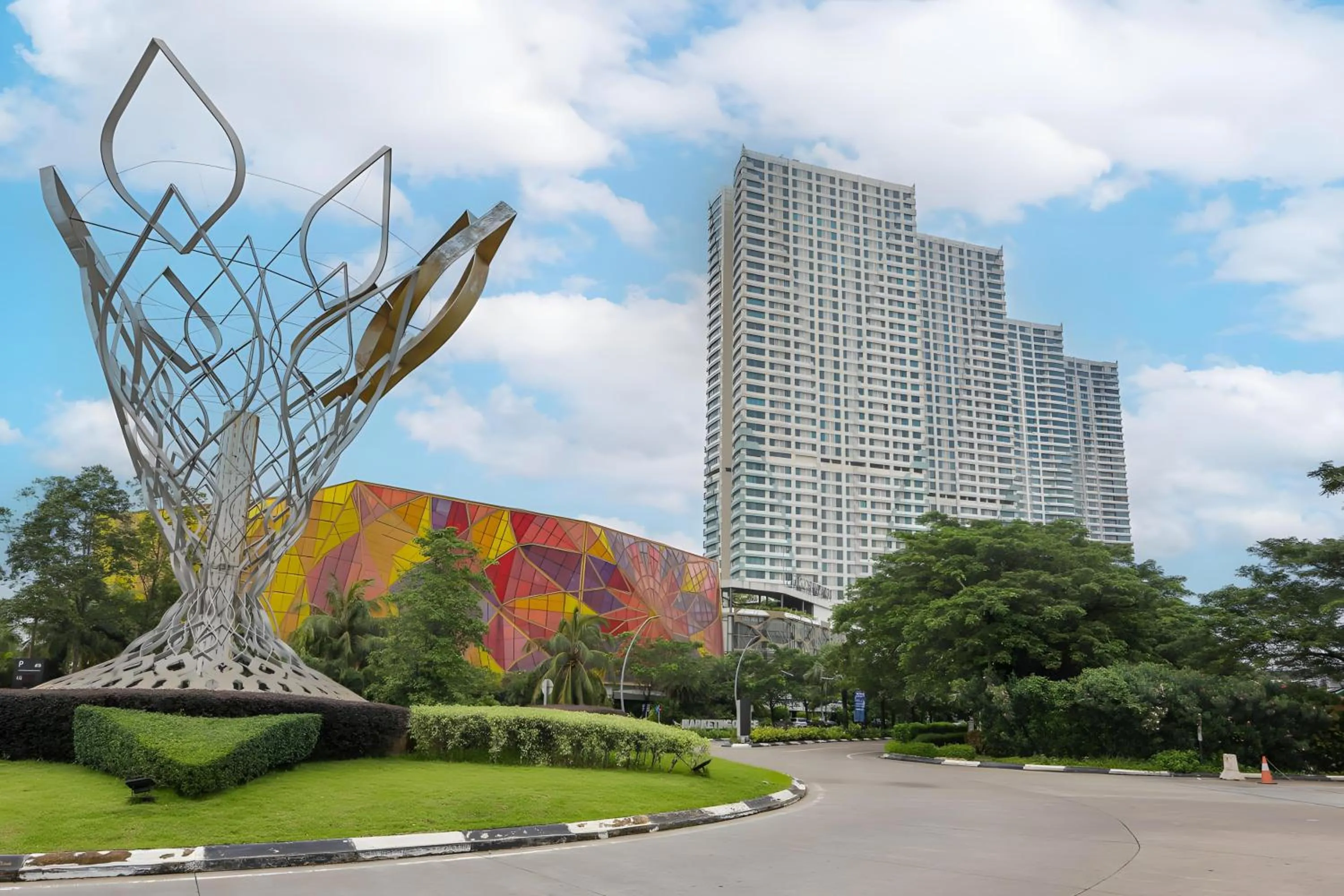 Facade/entrance in Collection O Fortune 88 Kamala Lagoon Reception at Indomaret and White Forest