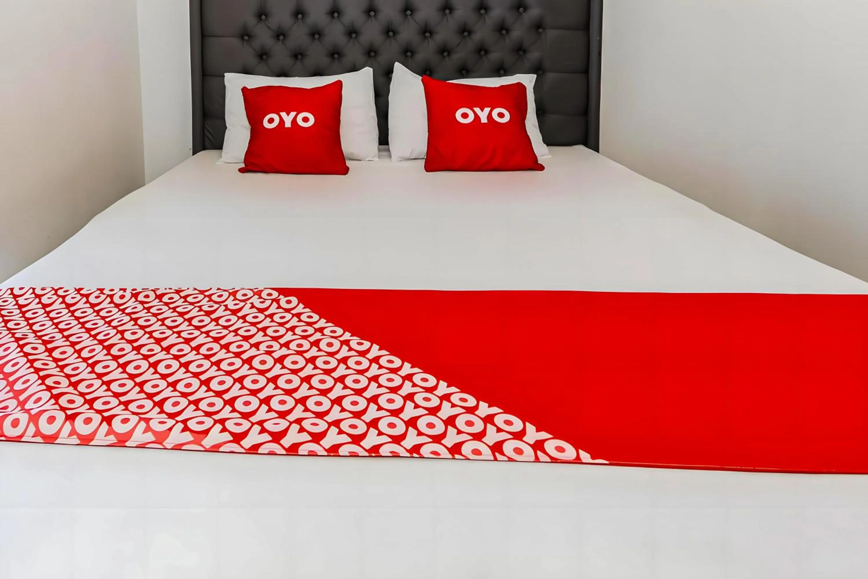 Bedroom in Collection O Fortune 88 Kamala Lagoon Reception at Indomaret and White Forest