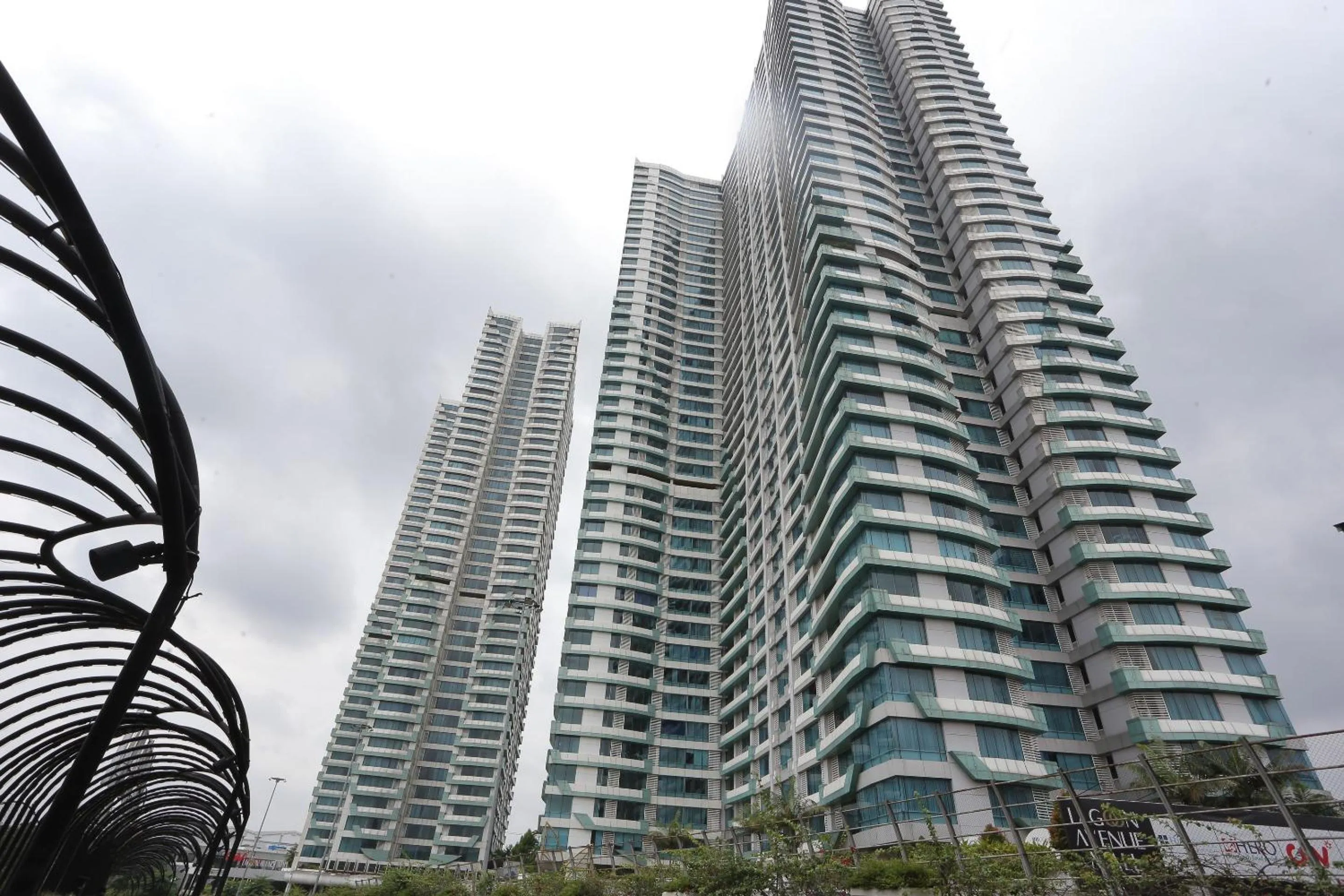 Collection O Fortune 88 Kamala Lagoon Reception at Indomaret and White Forest