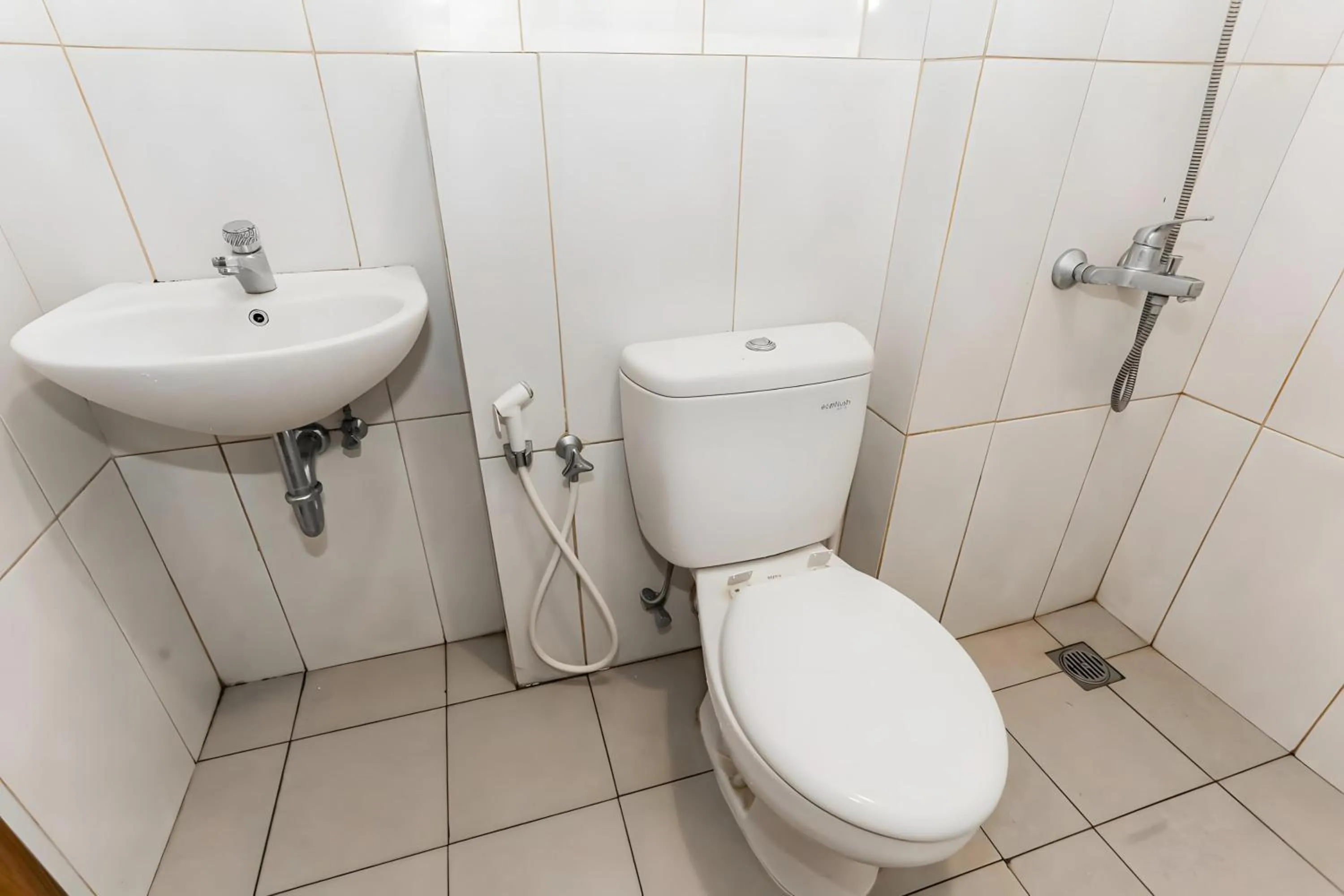 Bathroom in Collection O Fortune 88 Kamala Lagoon Reception at Indomaret and White Forest