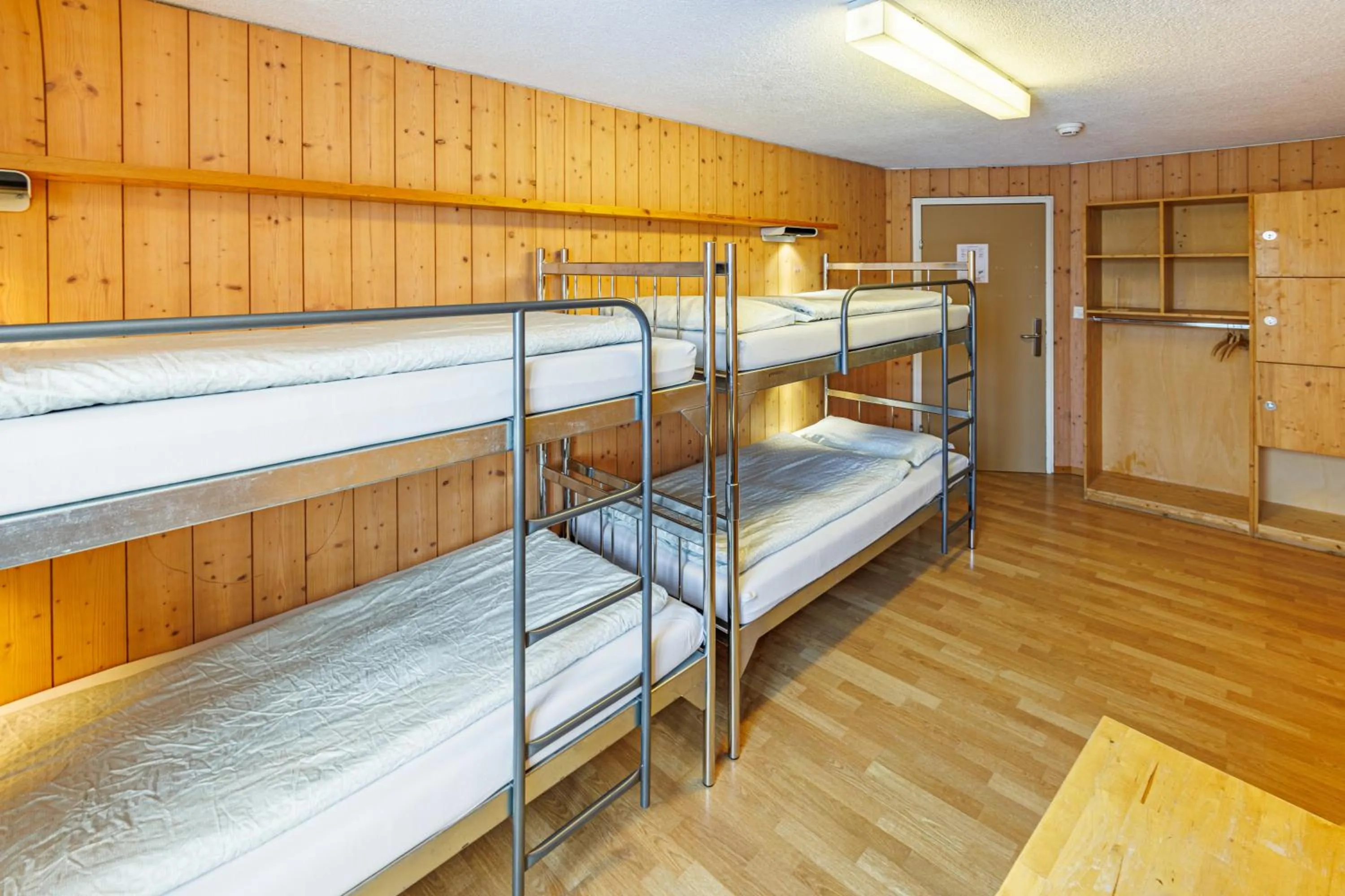 Bedroom, Bed in Engelberg Youth Hostel