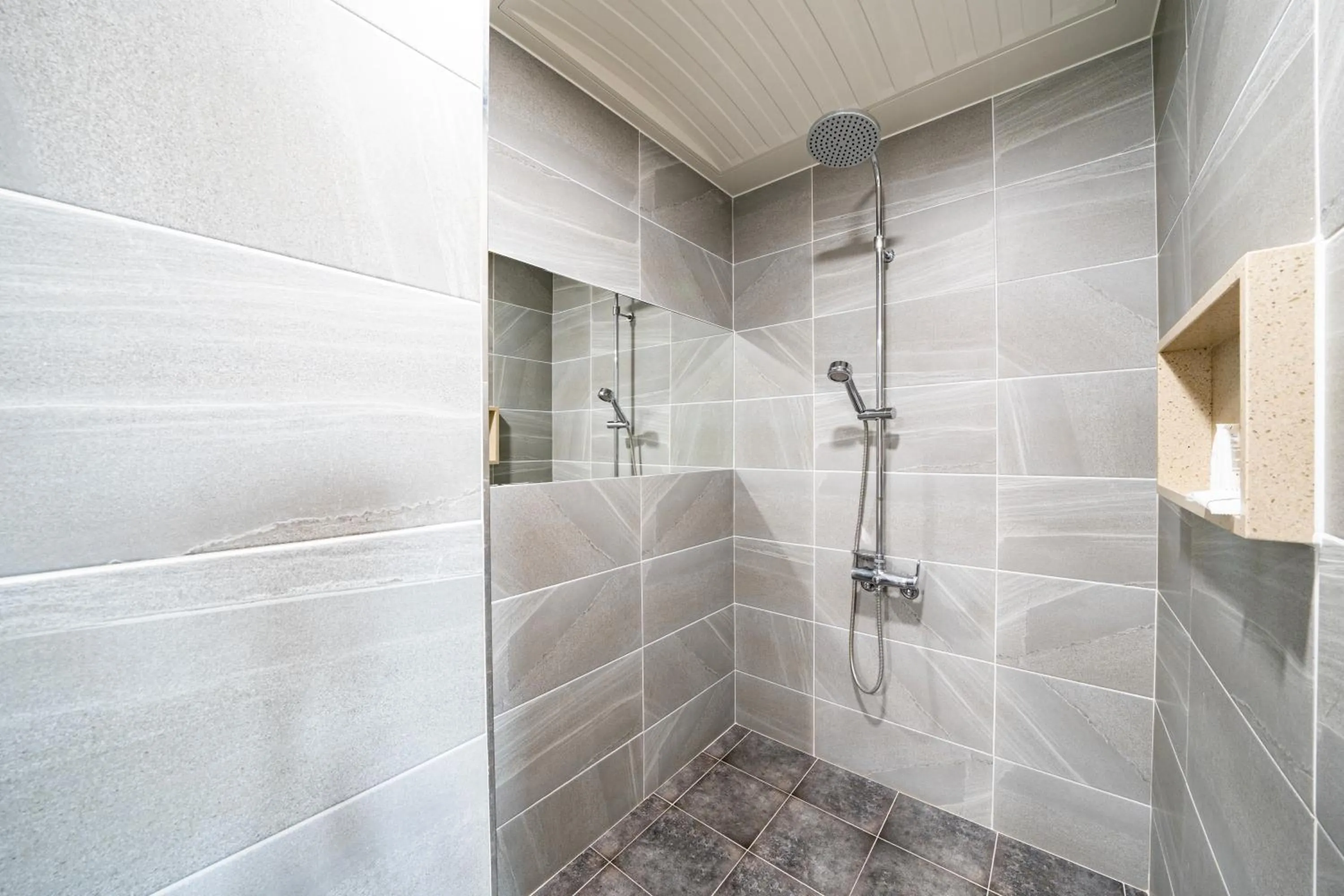 Shower in I-check Hyunjin Hotel