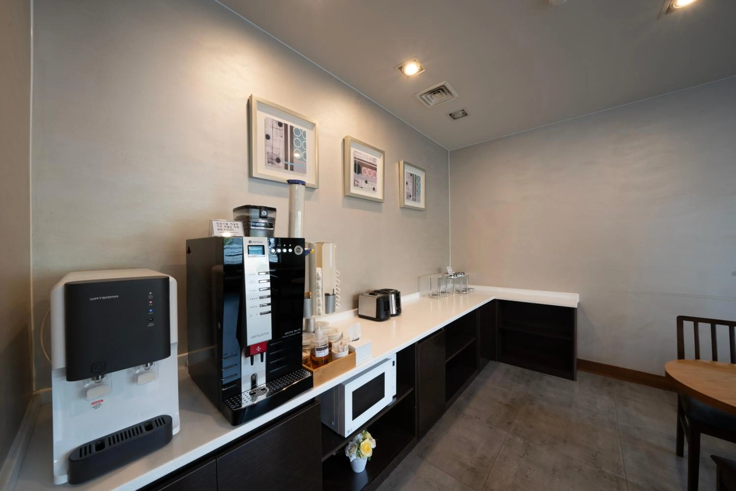 Coffee/tea facilities in I-check Hyunjin Hotel